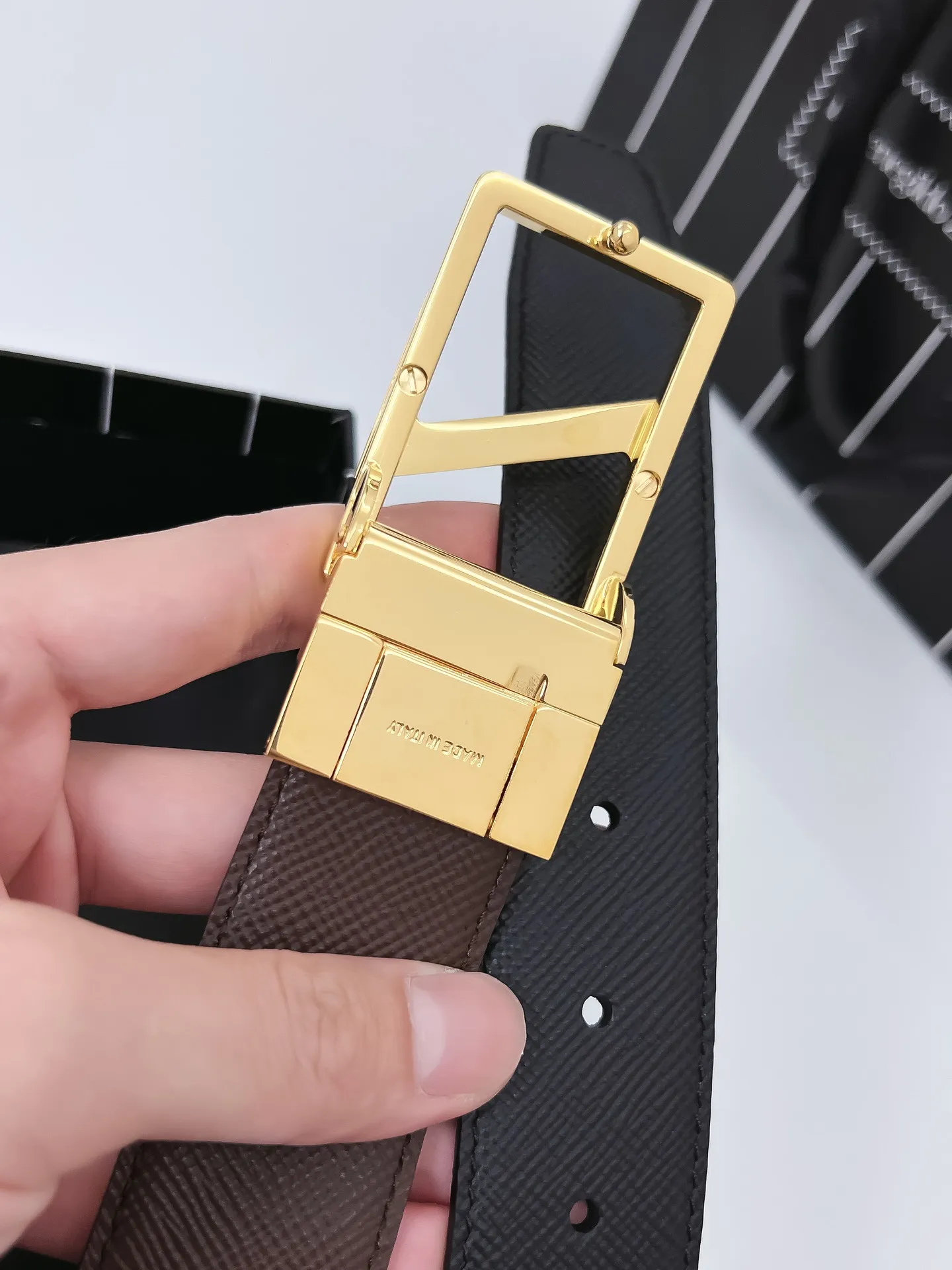 💰480💰Full package💰 💍Purchase grade Ermenegildo Zegna⚡️🌹Width 3.5cm Double-sided Italian imported leather, originally imported from regular channels, moderate feel⚡️🌹The leather is very durable and can be used normally for 3-5 years without any problems. It can be used on both sides and is suitable for casual and business attire, high-end and elegant. Button head: pure copper buckle (gold, silver, black) size; 100-125CM (can be cut)