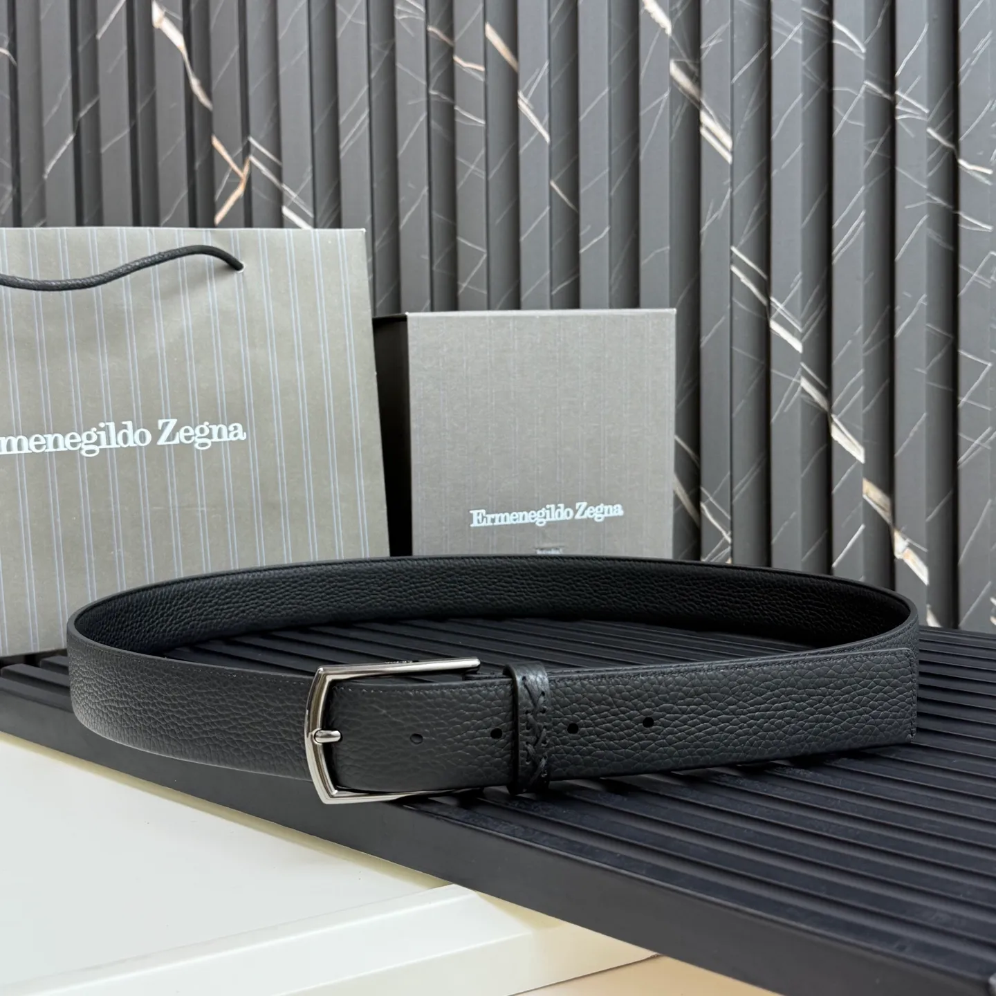 💰480💰Complete package💰 💍Purchase grade Ermenegildo Zegna This belt is made of grained leather with a rustic texture. Triple Stitch™ buckle features a glossy jet black finish for a stylish monochromatic effect. The buckle is embellished with the signature XXX stitch for added brand flair. Product code LHCEO-B014BZ-NER