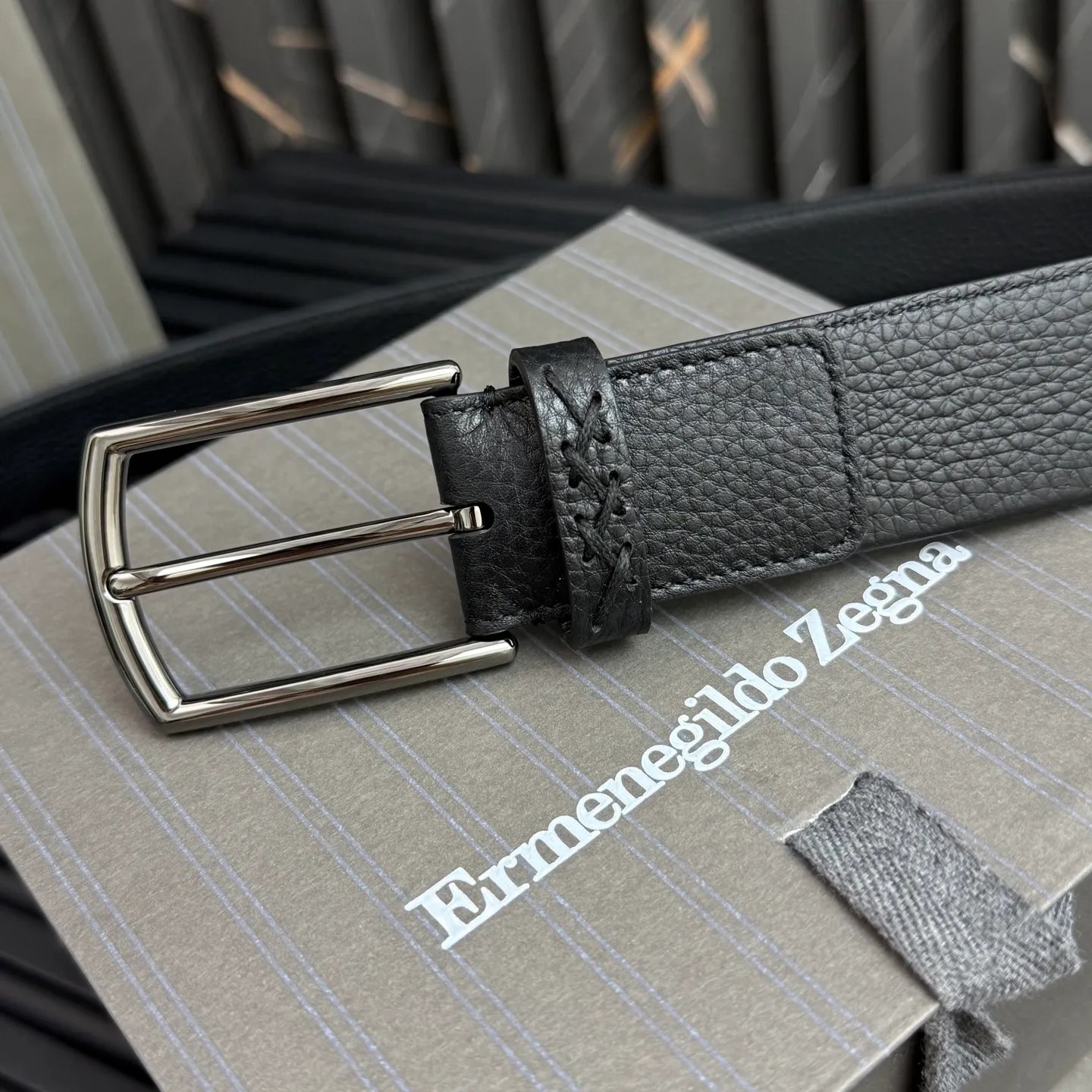 💰480💰Complete package💰 💍Purchase grade Ermenegildo Zegna This belt is made of grained leather with a rustic texture. Triple Stitch™ buckle features a glossy jet black finish for a stylish monochromatic effect. The buckle is embellished with the signature XXX stitch for added brand flair. Product code LHCEO-B014BZ-NER