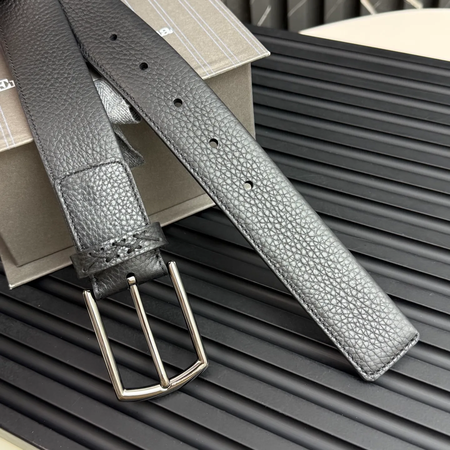 💰480💰Complete package💰 💍Purchase grade Ermenegildo Zegna This belt is made of grained leather with a rustic texture. Triple Stitch™ buckle features a glossy jet black finish for a stylish monochromatic effect. The buckle is embellished with the signature XXX stitch for added brand flair. Product code LHCEO-B014BZ-NER
