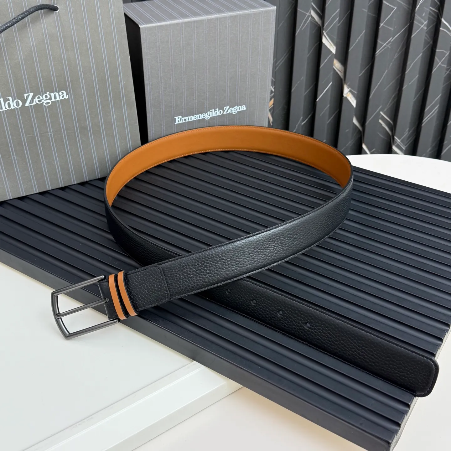 💰480💰Complete package💰 💍Purchase grade Ermenegildo Zegna This belt is made of grained leather with a rustic texture. Triple Stitch™ buckle features a glossy jet black finish for a stylish monochromatic effect. The buckle is embellished with the signature XXX stitch for added brand flair. Product code LHCEO-B014BZ-NER