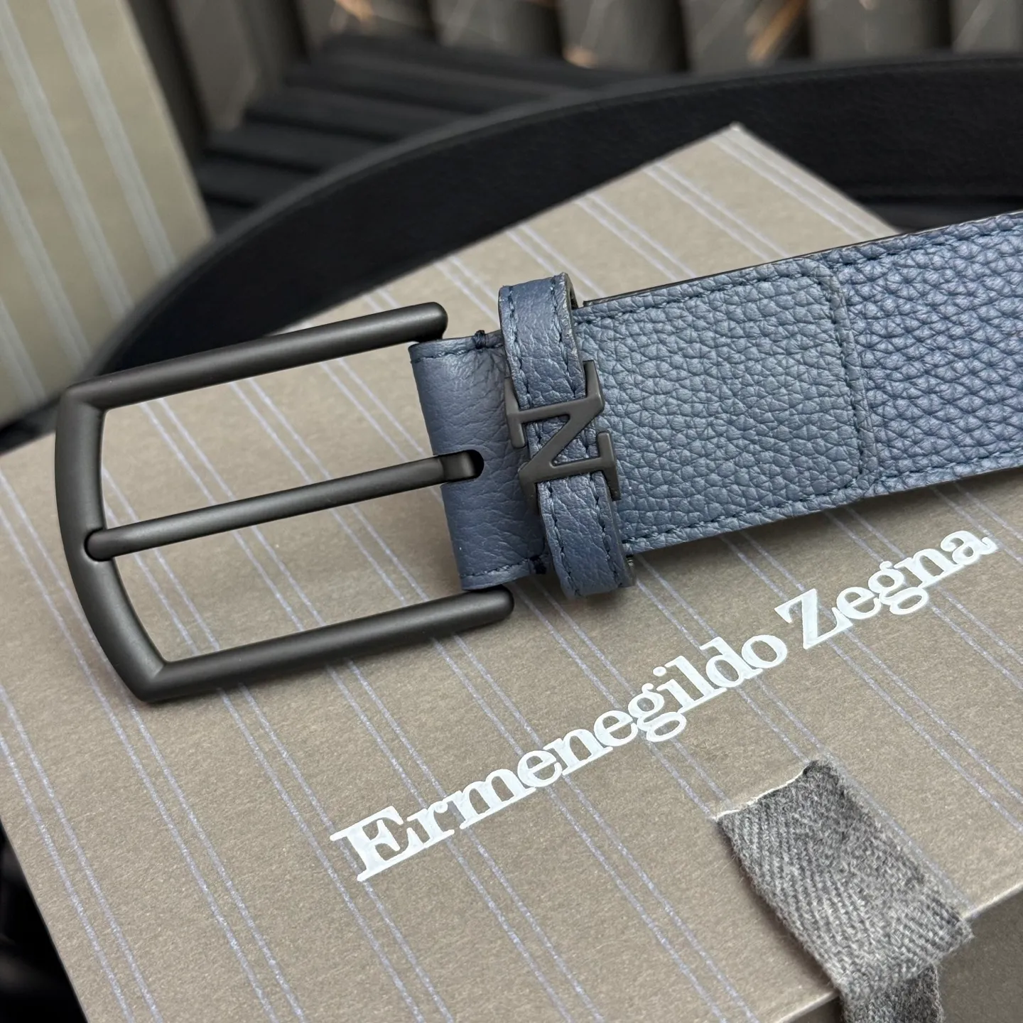 💰480💰Complete package💰 💍Purchase grade Ermenegildo Zegna This belt is made of grained leather with a rustic texture. Triple Stitch™ buckle features a glossy jet black finish for a stylish monochromatic effect. The buckle is embellished with the signature XXX stitch for added brand flair. Product code LHCEO-B014BZ-NER