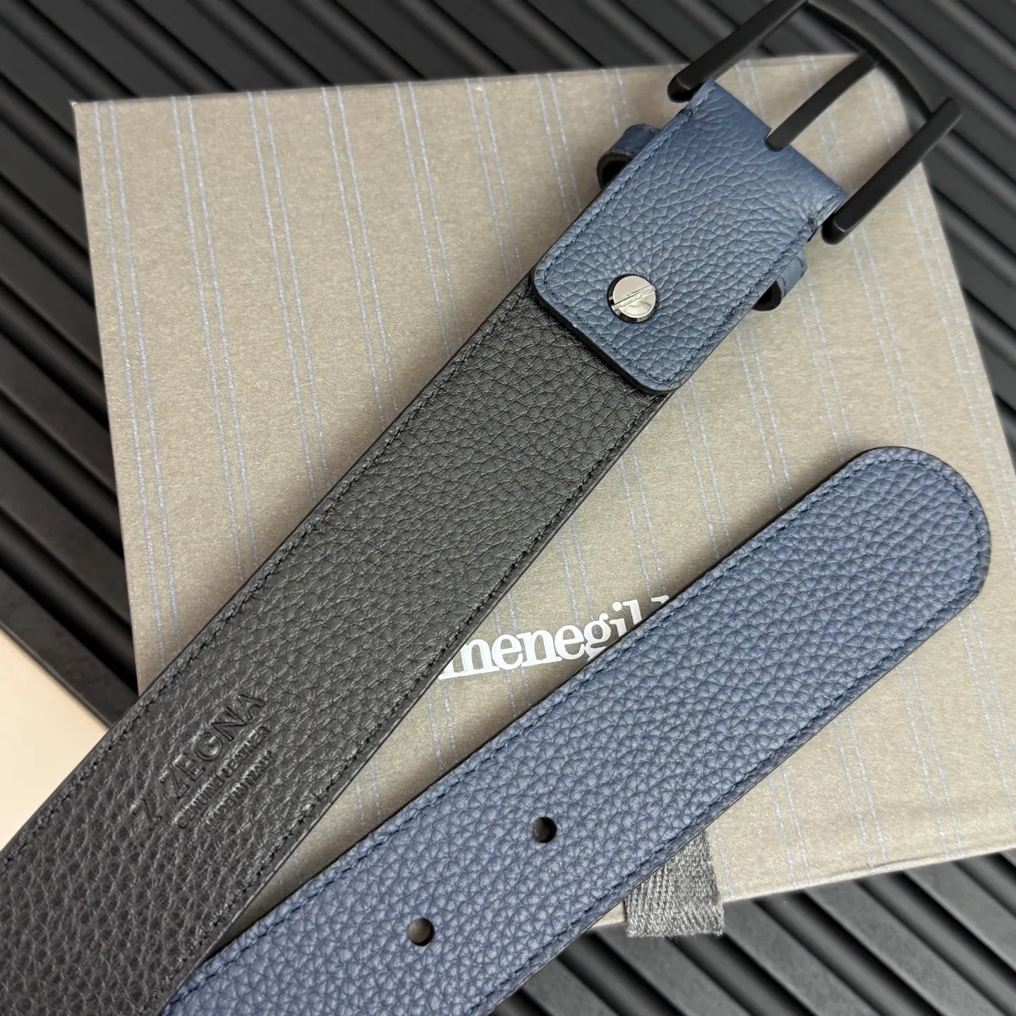 💰480💰Complete package💰 💍Purchase grade Ermenegildo Zegna This belt is made of grained leather with a rustic texture. Triple Stitch™ buckle features a glossy jet black finish for a stylish monochromatic effect. The buckle is embellished with the signature XXX stitch for added brand flair. Product code LHCEO-B014BZ-NER