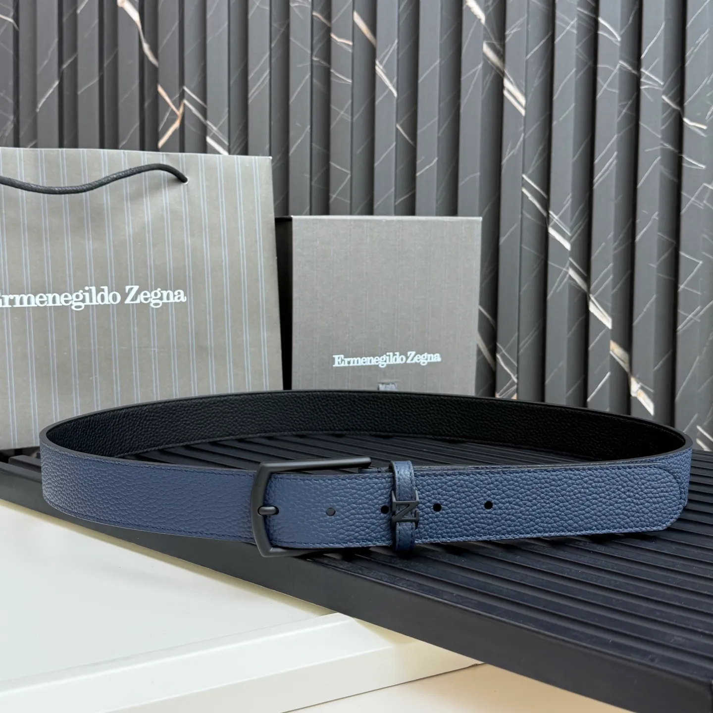 💰480💰Complete package💰 💍Purchase grade Ermenegildo Zegna This belt is made of grained leather with a rustic texture. Triple Stitch™ buckle features a glossy jet black finish for a stylish monochromatic effect. The buckle is embellished with the signature XXX stitch for added brand flair. Product code LHCEO-B014BZ-NER