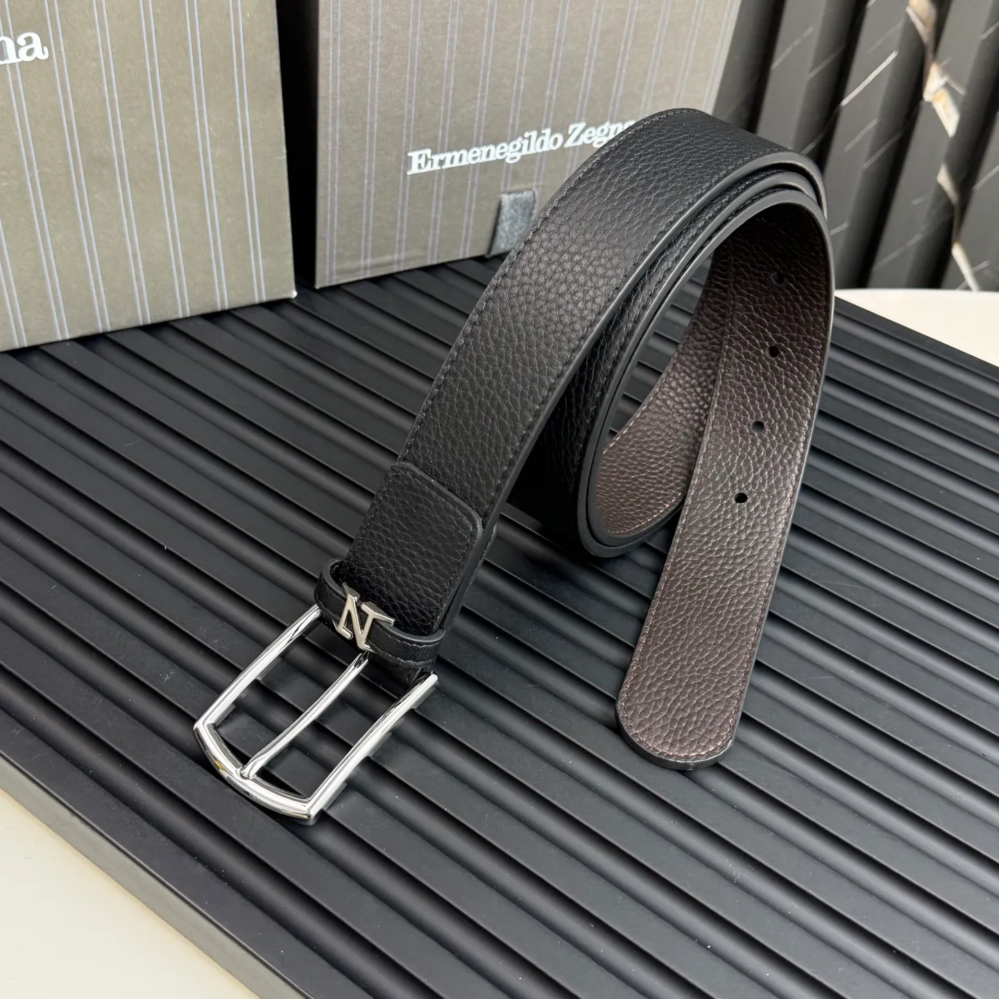 💰480💰Complete package💰 💍Purchase grade Ermenegildo Zegna This belt is made of grained leather with a rustic texture. Triple Stitch™ buckle features a glossy jet black finish for a stylish monochromatic effect. The buckle is embellished with the signature XXX stitch for added brand flair. Product code LHCEO-B014BZ-NER