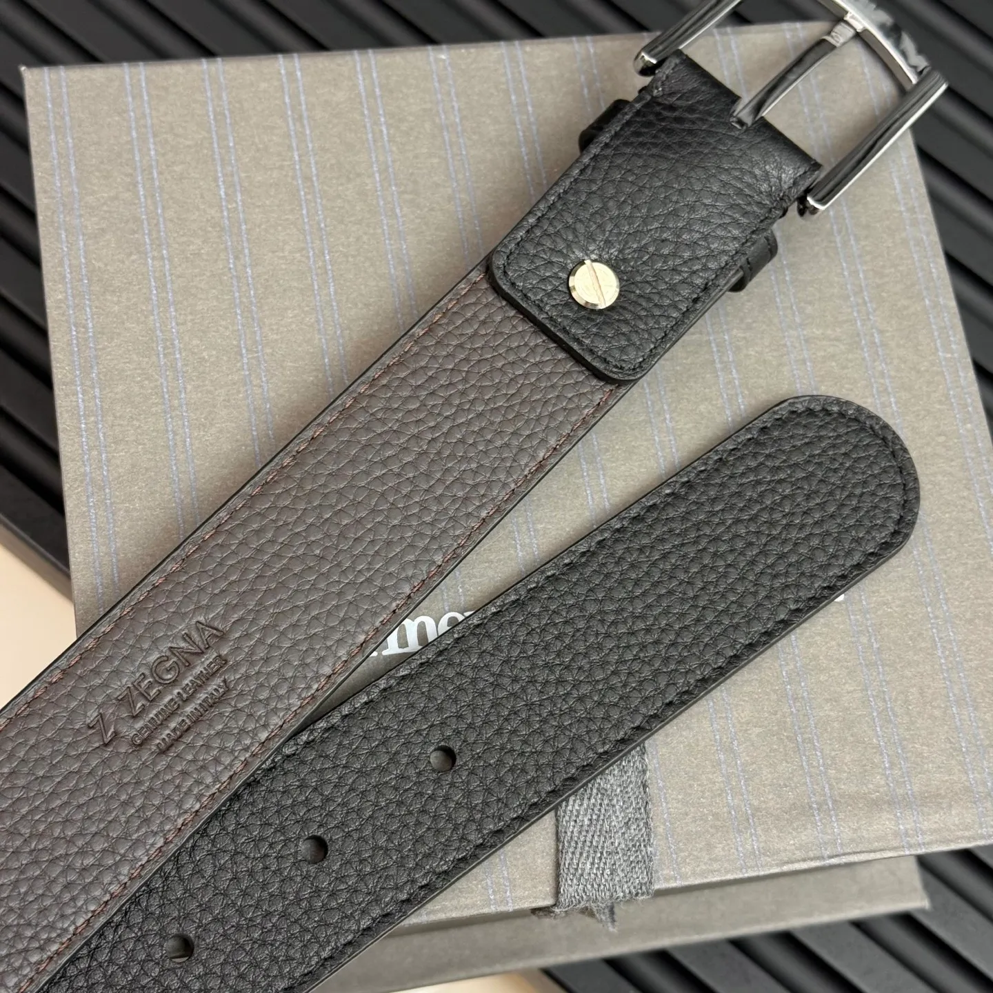 💰480💰Complete package💰 💍Purchase grade Ermenegildo Zegna This belt is made of grained leather with a rustic texture. Triple Stitch™ buckle features a glossy jet black finish for a stylish monochromatic effect. The buckle is embellished with the signature XXX stitch for added brand flair. Product code LHCEO-B014BZ-NER