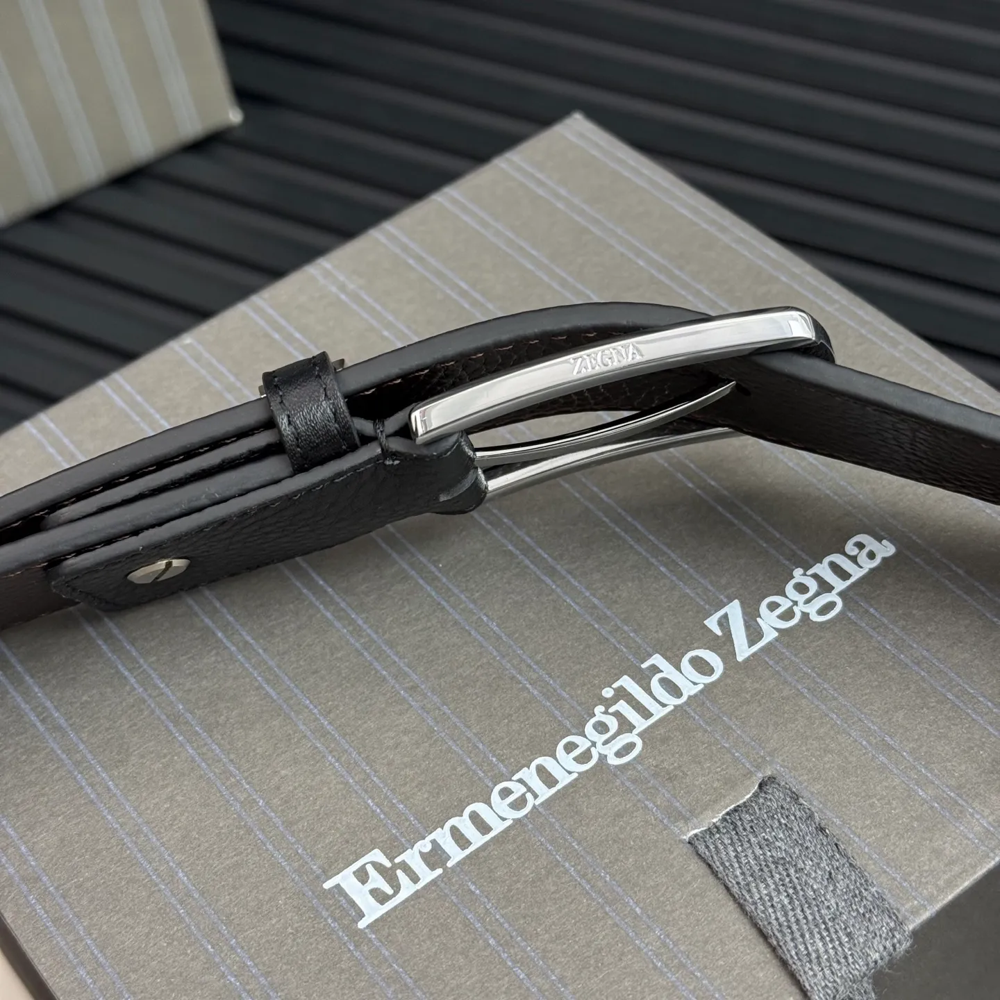 💰480💰Complete package💰 💍Purchase grade Ermenegildo Zegna This belt is made of grained leather with a rustic texture. Triple Stitch™ buckle features a glossy jet black finish for a stylish monochromatic effect. The buckle is embellished with the signature XXX stitch for added brand flair. Product code LHCEO-B014BZ-NER