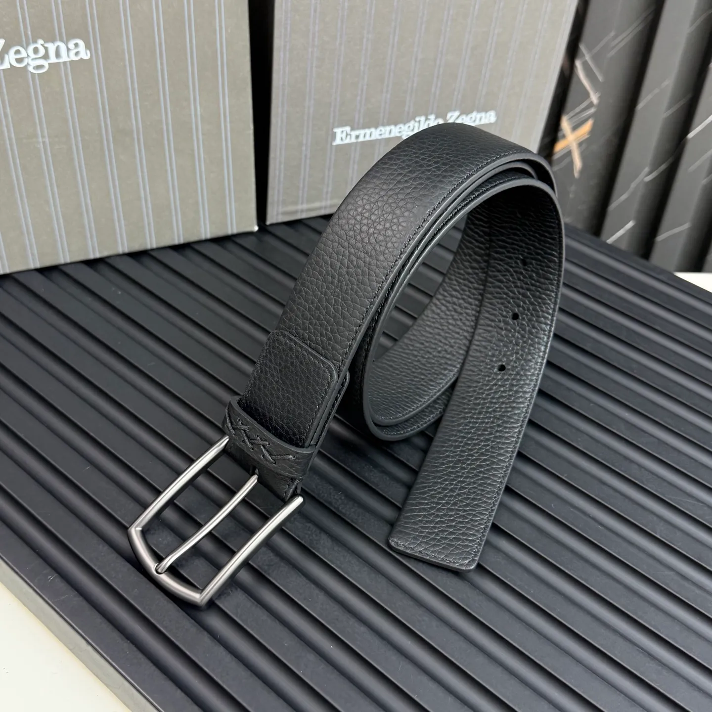 💰480💰Complete package💰 💍Purchase grade Ermenegildo Zegna This belt is made of grained leather with a rustic texture. Triple Stitch™ buckle features a glossy jet black finish for a stylish monochromatic effect. The buckle is embellished with the signature XXX stitch for added brand flair. Product code LHCEO-B014BZ-NER
