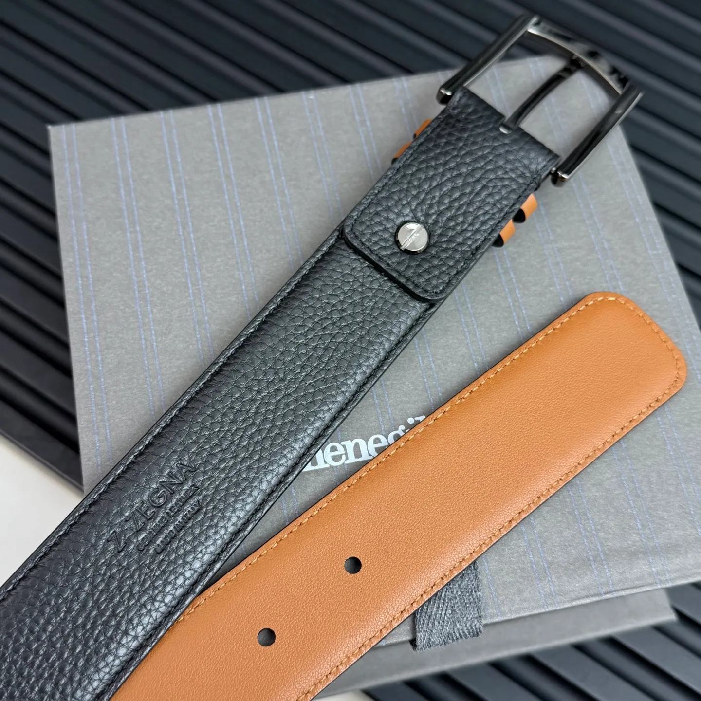 💰480💰Complete package💰 💍Purchase grade Ermenegildo Zegna This belt is made of grained leather with a rustic texture. Triple Stitch™ buckle features a glossy jet black finish for a stylish monochromatic effect. The buckle is embellished with the signature XXX stitch for added brand flair. Product code LHCEO-B014BZ-NER