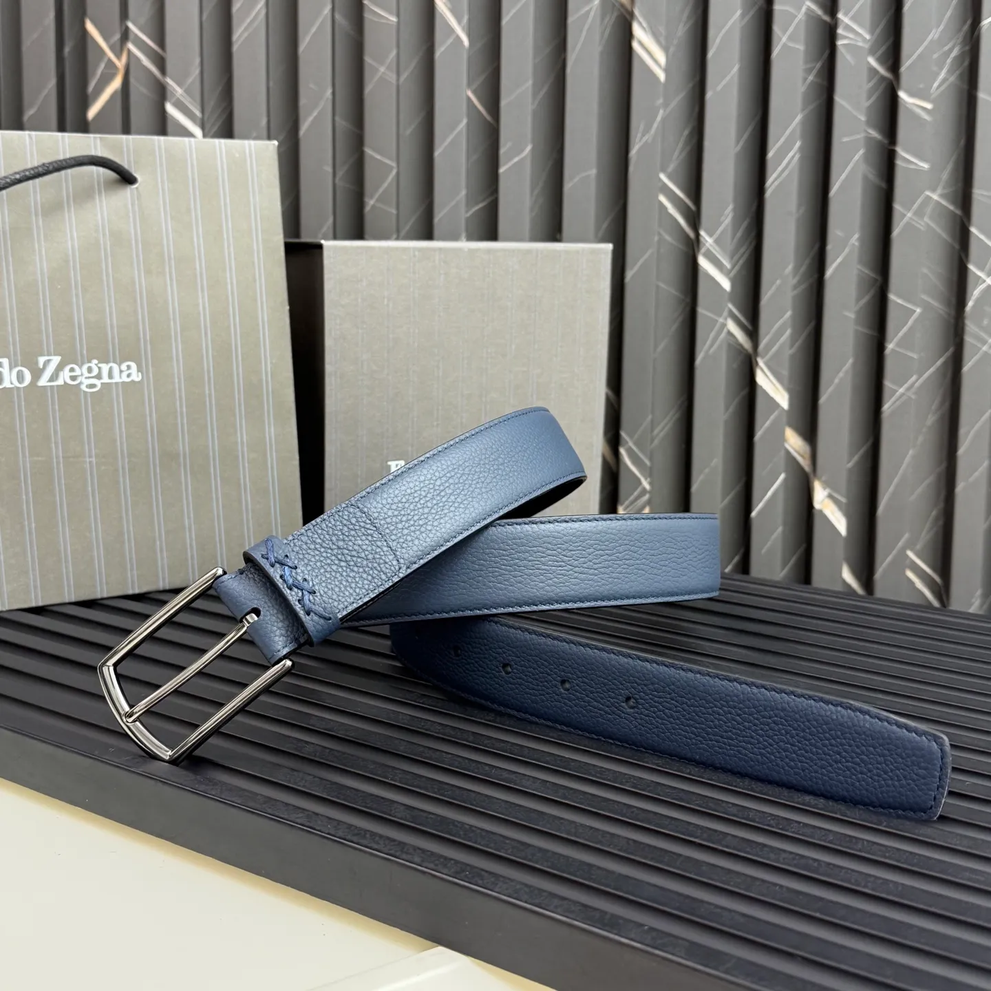 💰480💰Complete package💰 💍Purchase grade Ermenegildo Zegna This belt is made of grained leather with a rustic texture. Triple Stitch™ buckle features a glossy jet black finish for a stylish monochromatic effect. The buckle is embellished with the signature XXX stitch for added brand flair. Product code LHCEO-B014BZ-NER