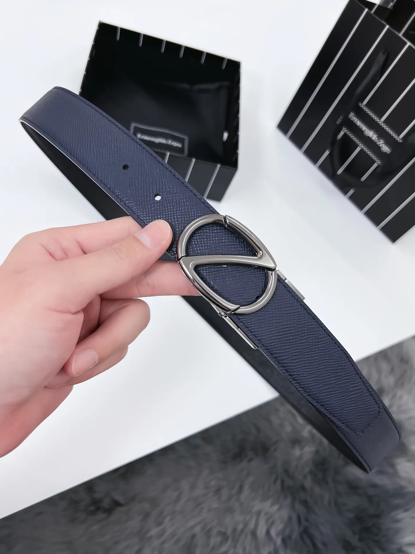 💰480💰Full package💰 💍Purchase grade Ermenegildo Zegna⚡️🌹Width 3.5cm Double-sided Italian imported leather, originally imported from regular channels, moderate feel⚡️🌹The leather is very durable and can be used normally for 3-5 years without any problems. It can be used on both sides and is suitable for casual and business attire, high-end and elegant. Button head: pure copper buckle (gold, silver, black) size; 100-125CM (can be cut)