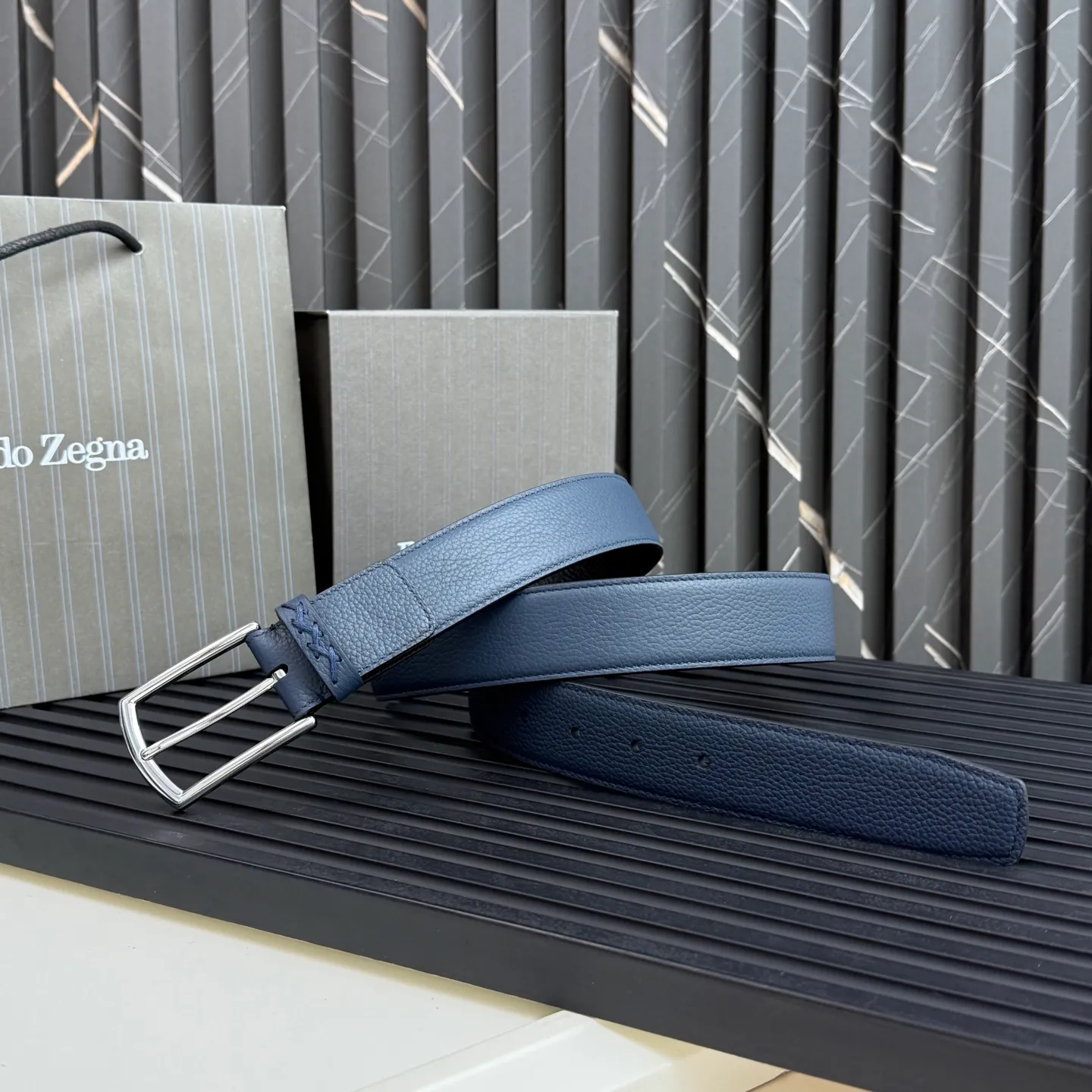 💰480💰Complete package💰 💍Purchase grade Ermenegildo Zegna This belt is made of grained leather with a rustic texture. Triple Stitch™ buckle features a glossy jet black finish for a stylish monochromatic effect. The buckle is embellished with the signature XXX stitch for added brand flair. Product code LHCEO-B014BZ-NER