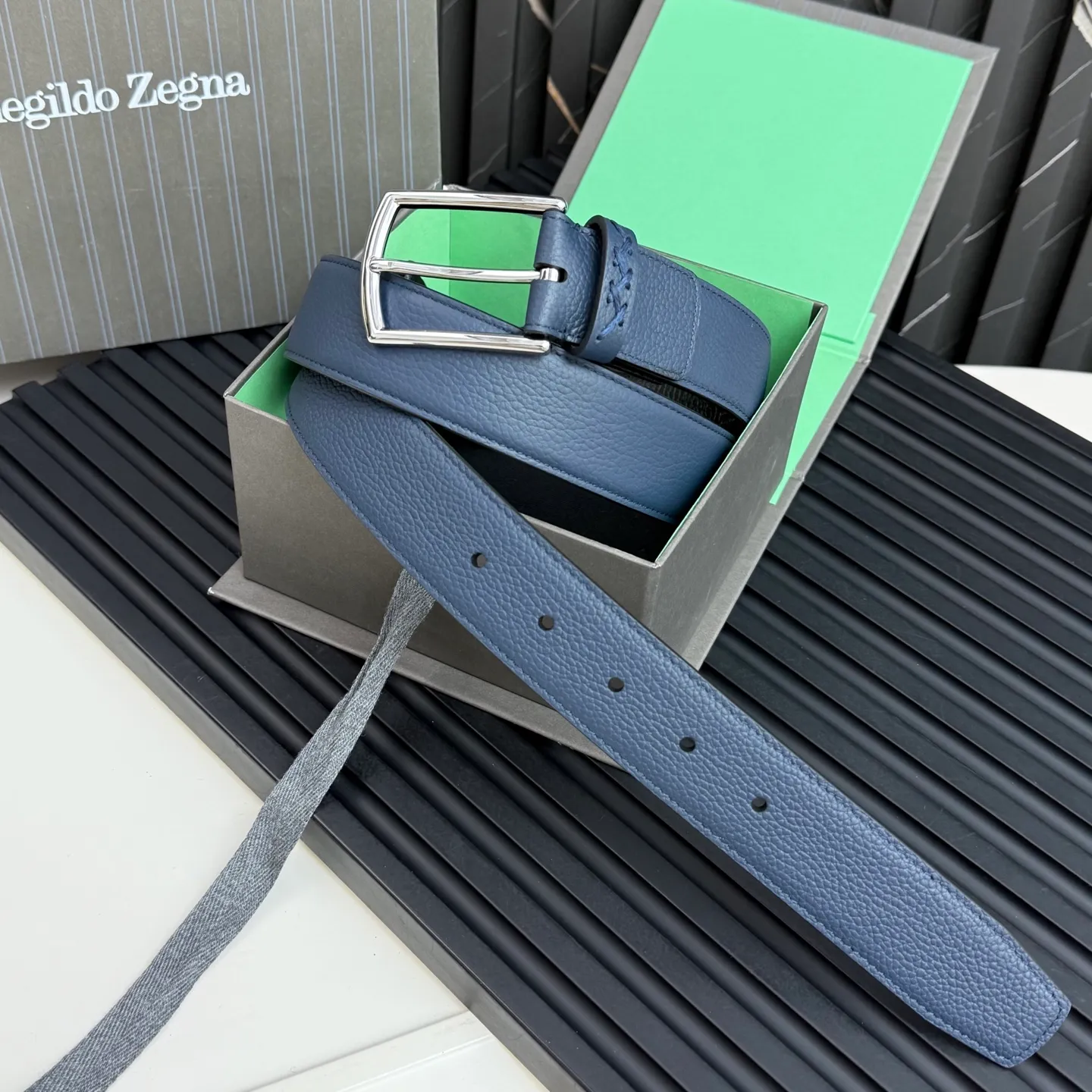 💰480💰Complete package💰 💍Purchase grade Ermenegildo Zegna This belt is made of grained leather with a rustic texture. Triple Stitch™ buckle features a glossy jet black finish for a stylish monochromatic effect. The buckle is embellished with the signature XXX stitch for added brand flair. Product code LHCEO-B014BZ-NER