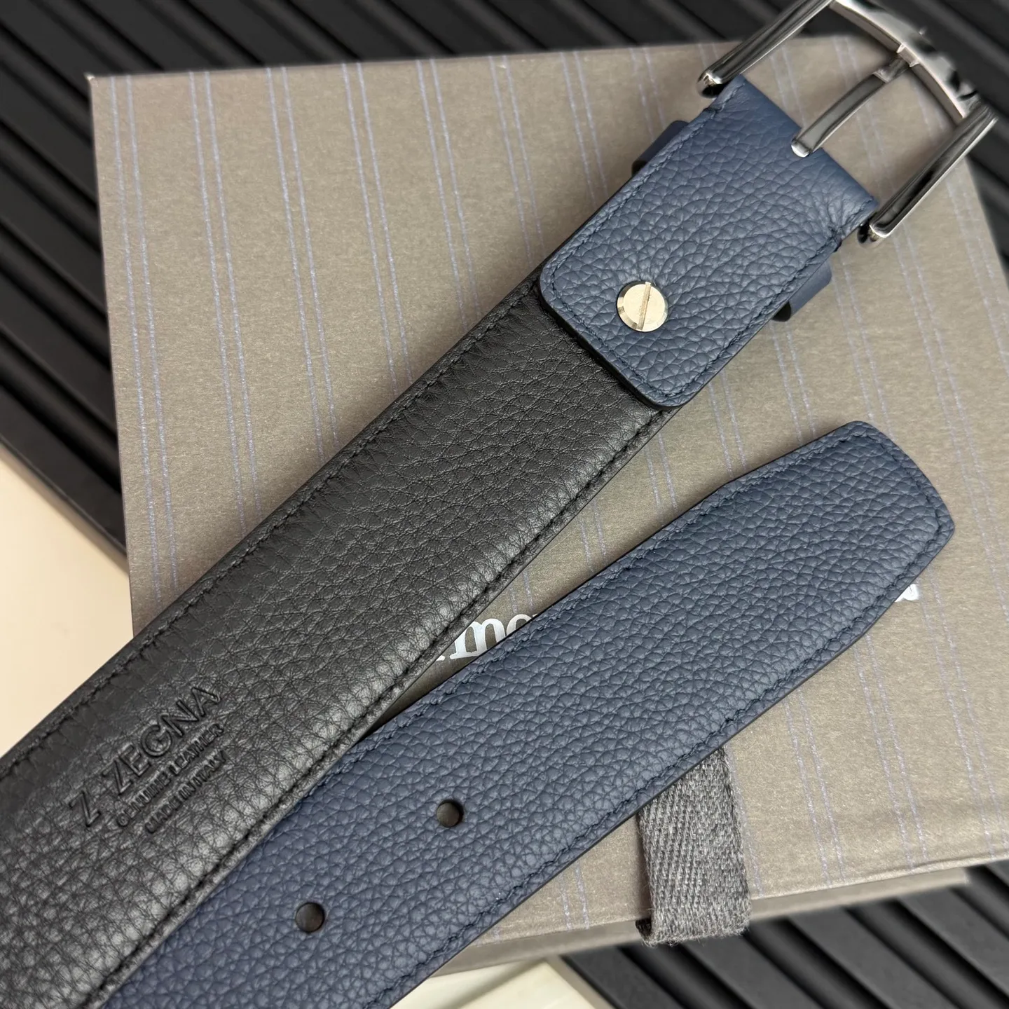 💰480💰Complete package💰 💍Purchase grade Ermenegildo Zegna This belt is made of grained leather with a rustic texture. Triple Stitch™ buckle features a glossy jet black finish for a stylish monochromatic effect. The buckle is embellished with the signature XXX stitch for added brand flair. Product code LHCEO-B014BZ-NER
