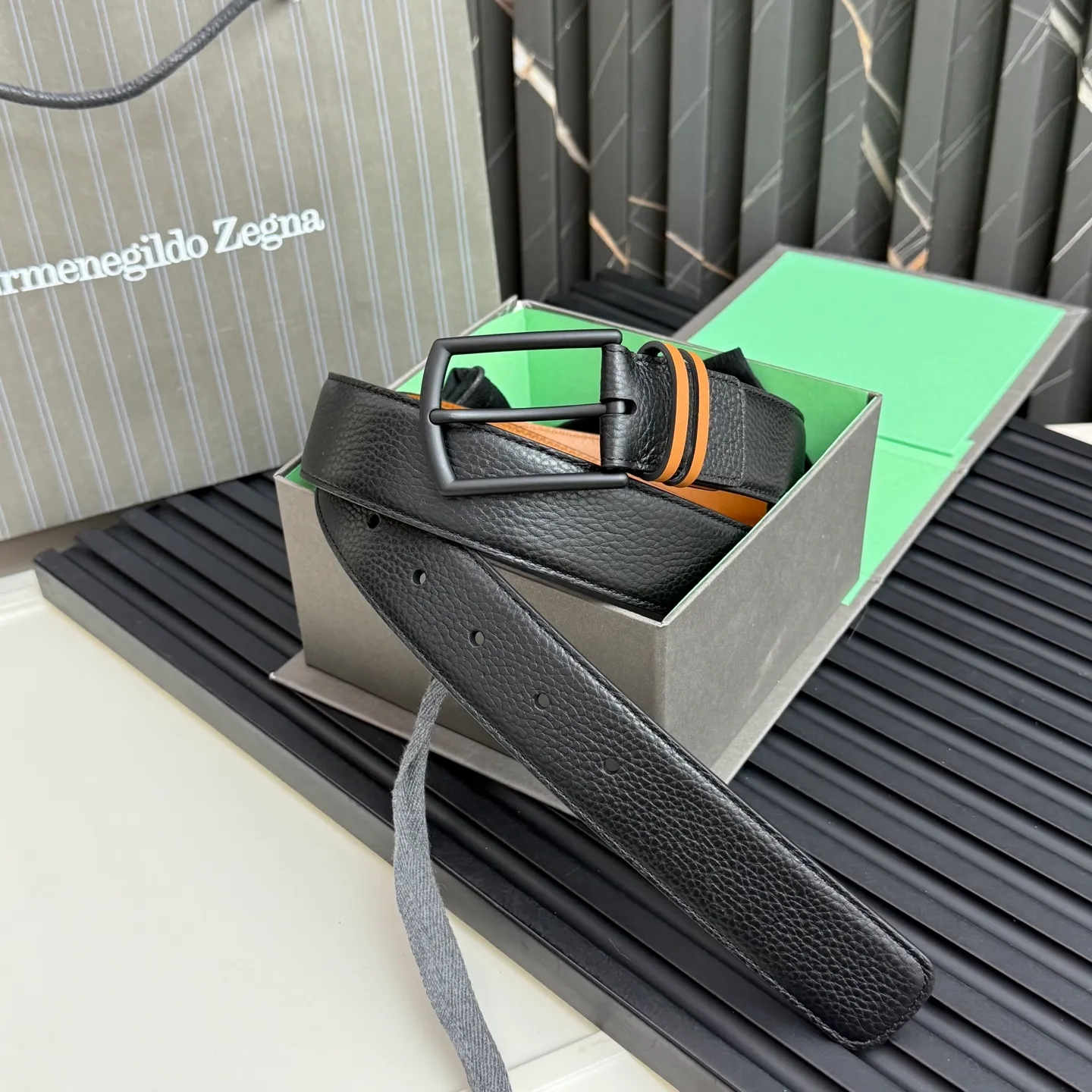 💰480💰Complete package💰 💍Purchase grade Ermenegildo Zegna This belt is made of grained leather with a rustic texture. Triple Stitch™ buckle features a glossy jet black finish for a stylish monochromatic effect. The buckle is embellished with the signature XXX stitch for added brand flair. Product code LHCEO-B014BZ-NER