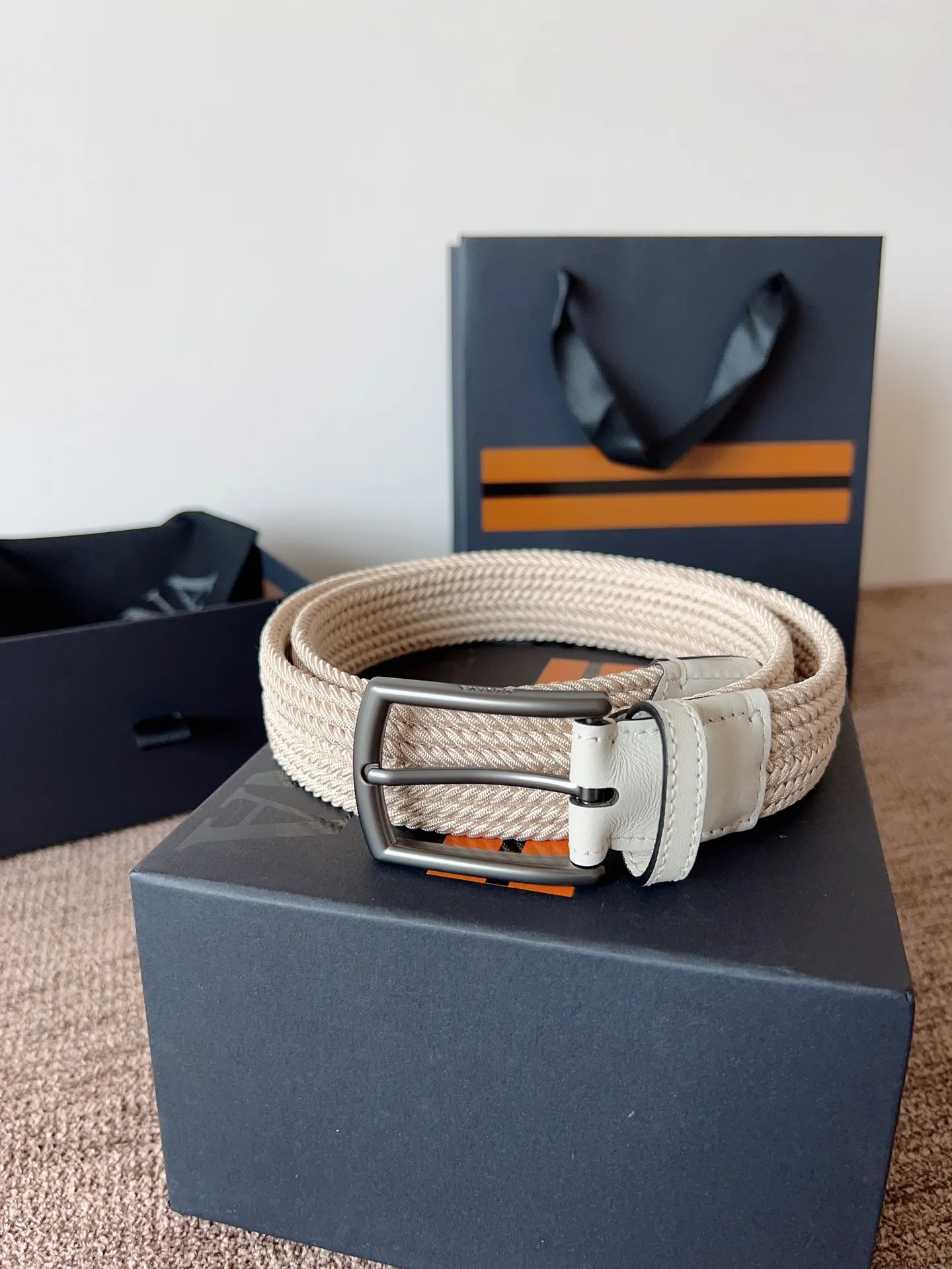 💰560💰Full package💰 💍Purchasing agent Zegna⚡️🌹25 spring and summer new men's woven belt! Original rayon and linen weaving, with up to 25 individual strands of high-elastic elastic inside, and a soft, silky outer layer that feels just like silk webbing. Its elasticity and breathability are several levels higher than ordinary cotton webbing. It’s the first choice for refreshing summer wear!