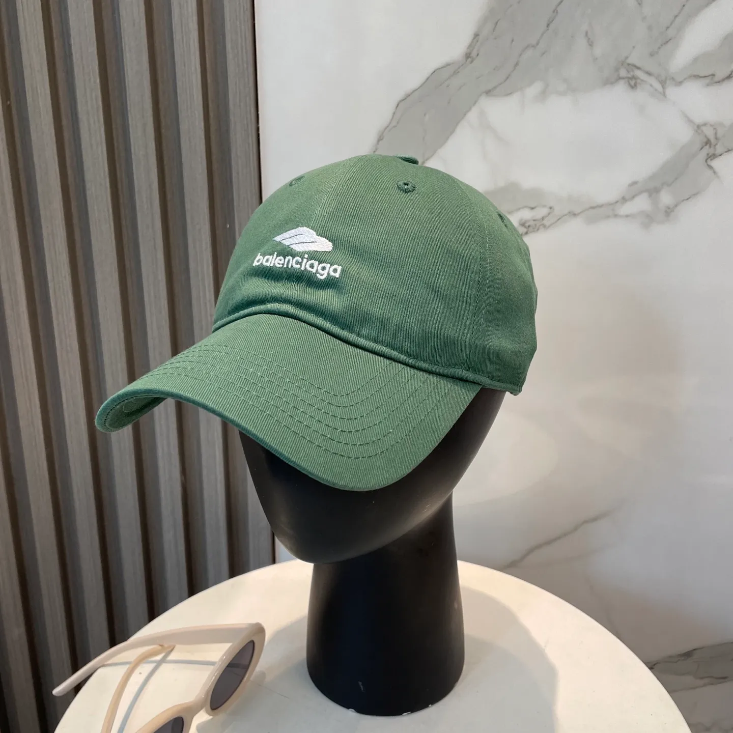 P56 BALENCIAGA Balenciaga's new embroidered logo baseball cap, cool colors, different styles for men and women, the first batch will be shipped first! A must-buy for Paris fans!