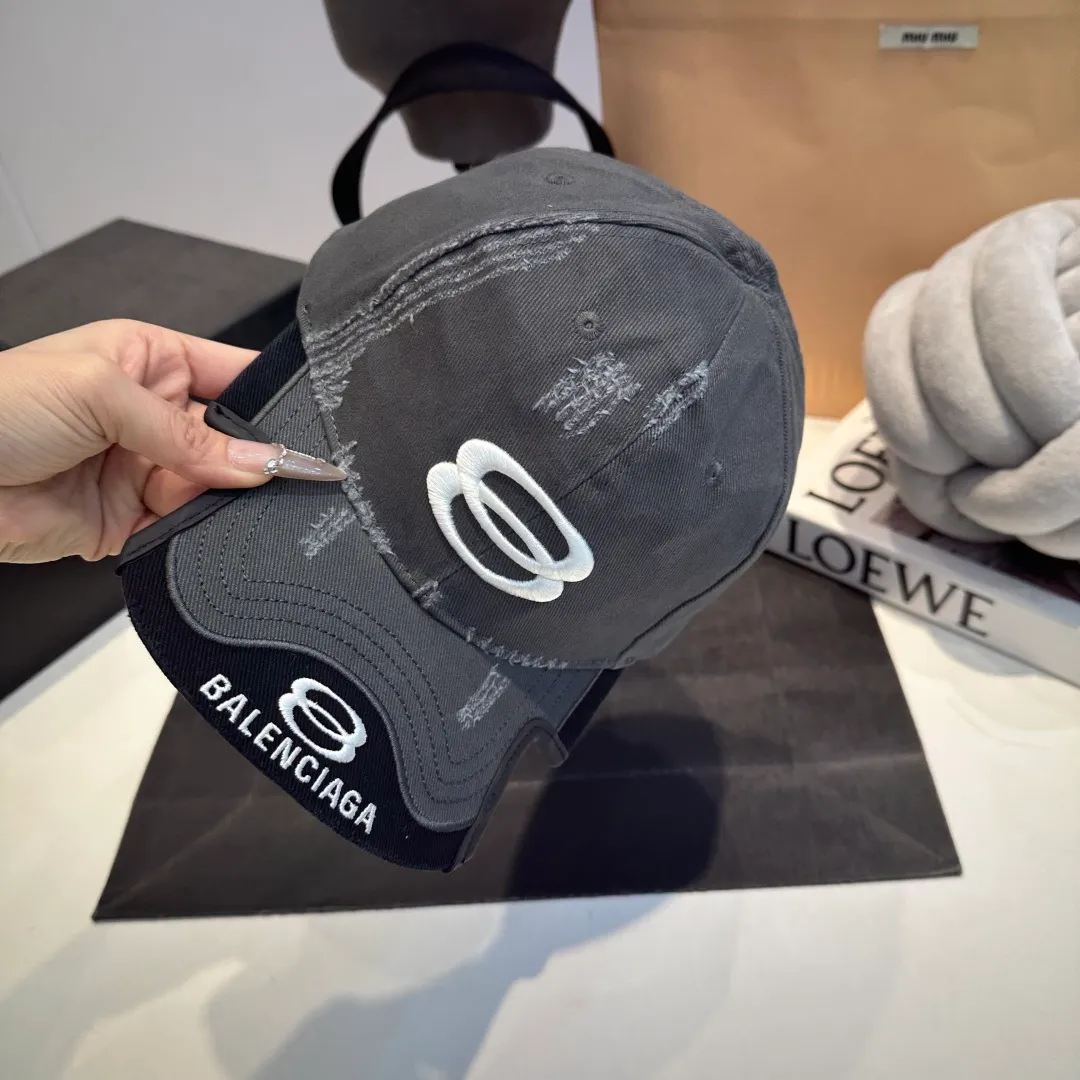 P70 BALENCIAGA new embroidered logo baseball cap, cool colors, different styles for men and women, the first batch will be shipped first! A must-buy for Paris fans!