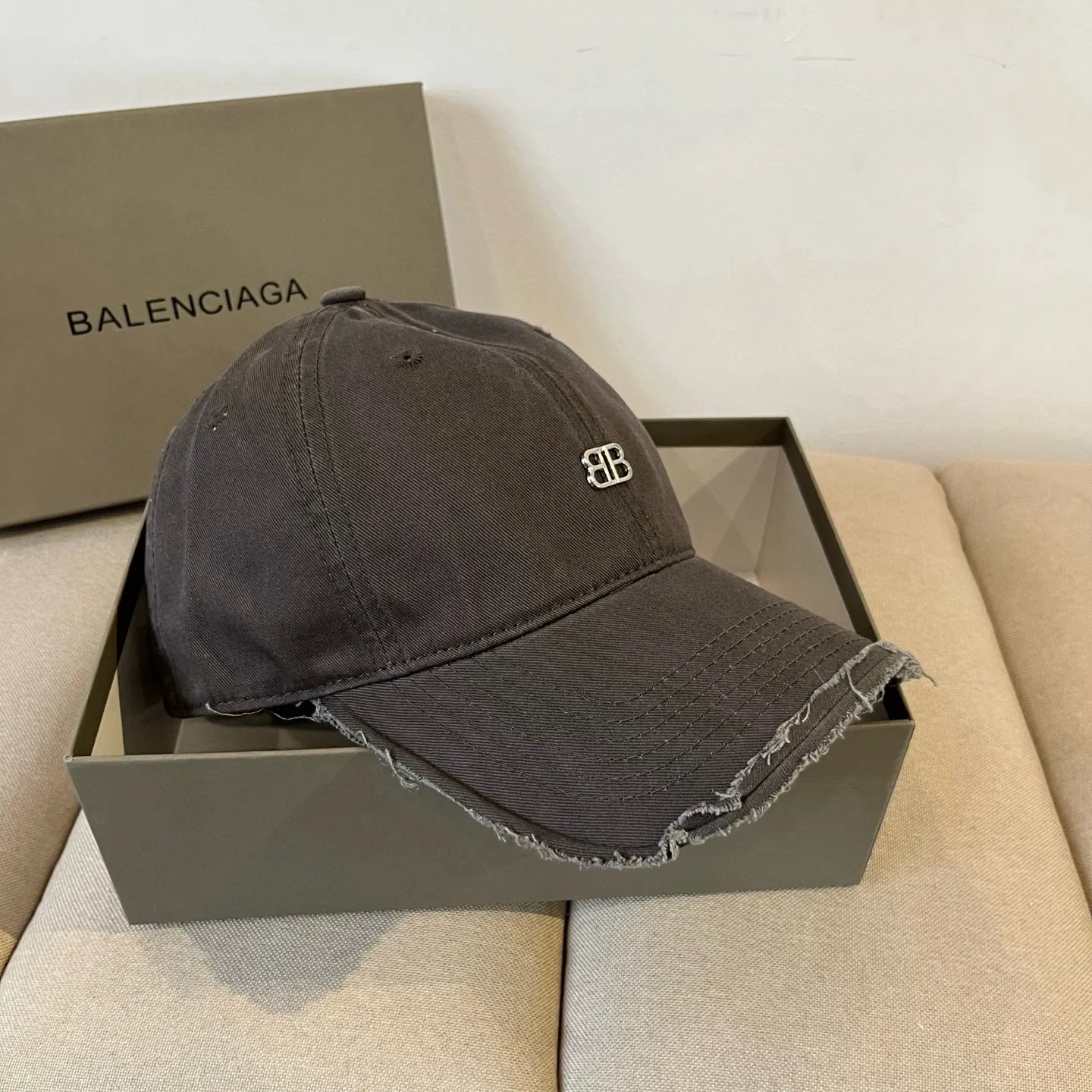 P60 BALENCIAGA new logo baseball cap, cool colors, different styles for men and women, the first batch will be shipped first! A must-buy for Paris fans!