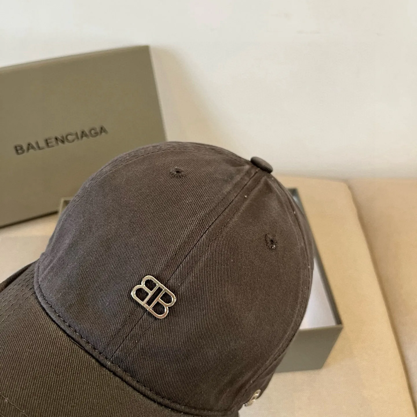 P60 BALENCIAGA new logo baseball cap, cool colors, different styles for men and women, the first batch will be shipped first! A must-buy for Paris fans!