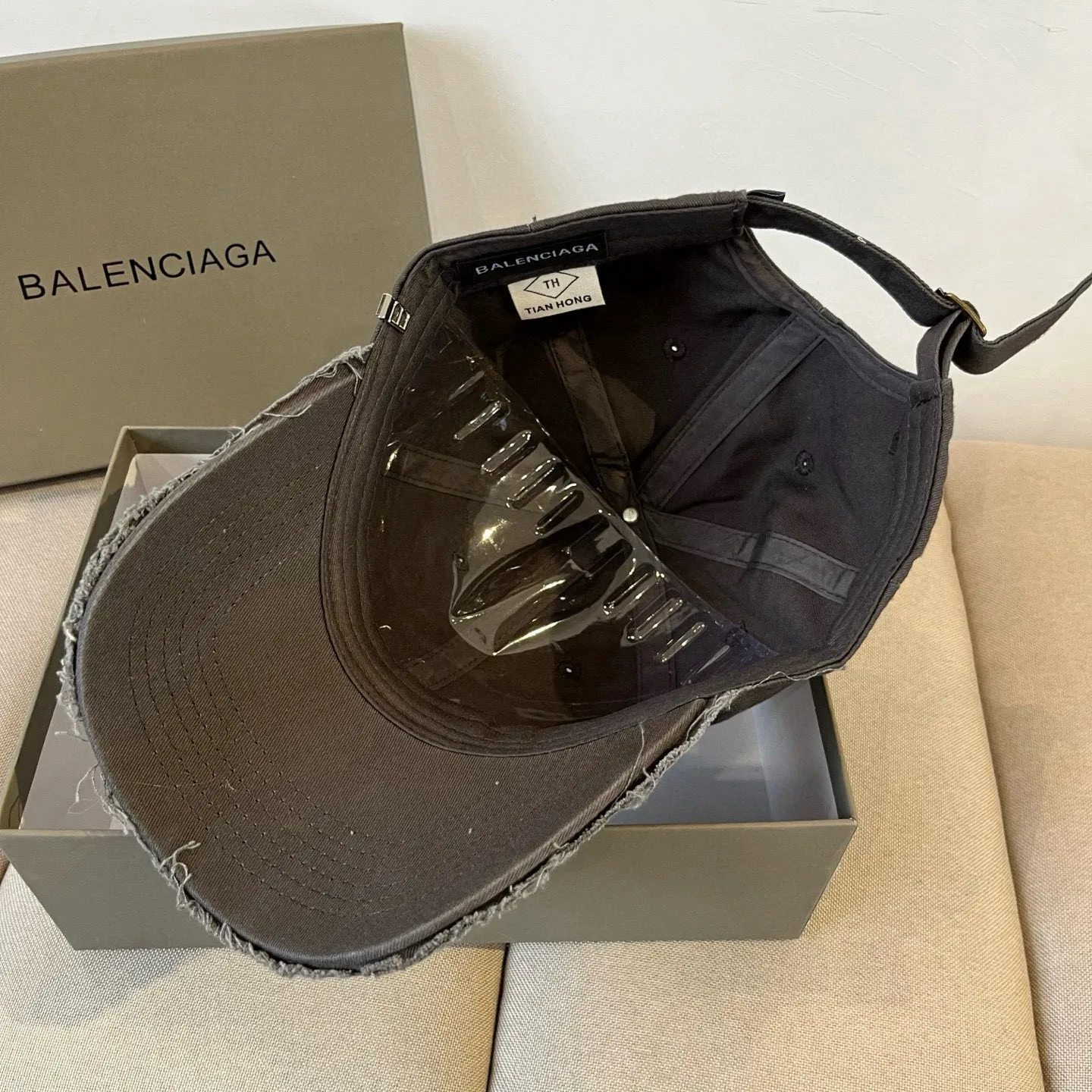 P60 BALENCIAGA new logo baseball cap, cool colors, different styles for men and women, the first batch will be shipped first! A must-buy for Paris fans!