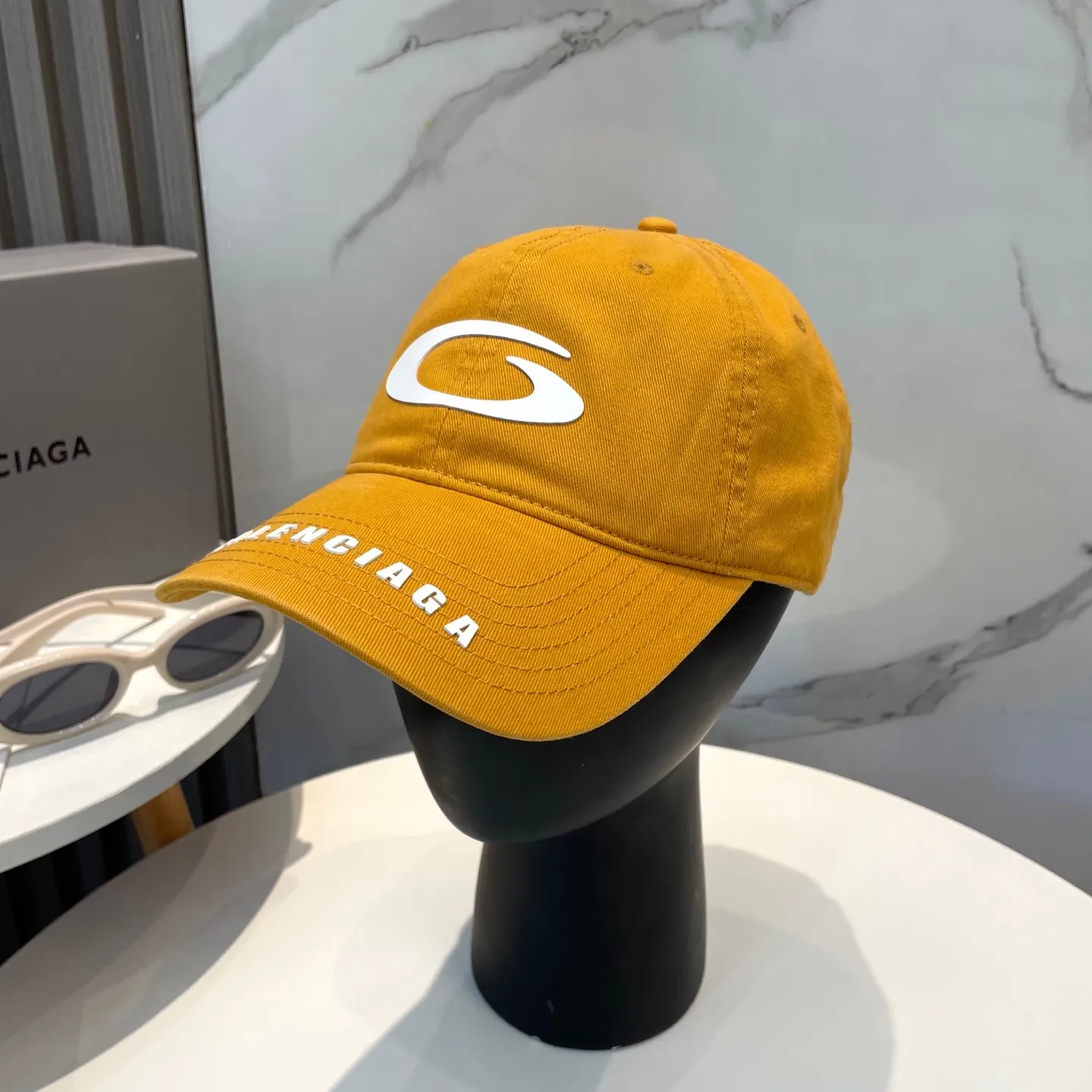 P60 BALENCIAGA 🆕Spring style new personalized baseball cap, high quality and excellent breathability, suitable for all seasons, high-value fashion item! Same style for men and women