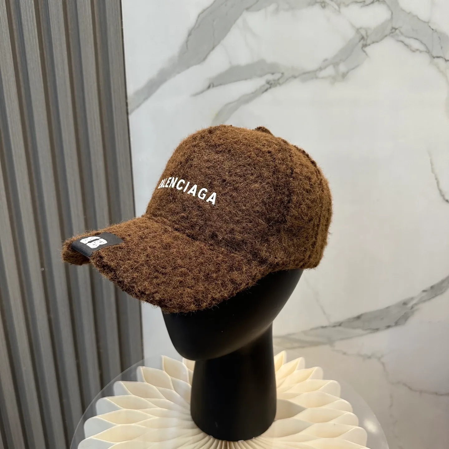 P66 Balenciaga BaIenciag's new baseball cap ~ It is a perfect interpretation of the sweet and cool style. I love it so much❤️ The top is sexy and handsome. Both are online! No girl can refuse a fluffy item.