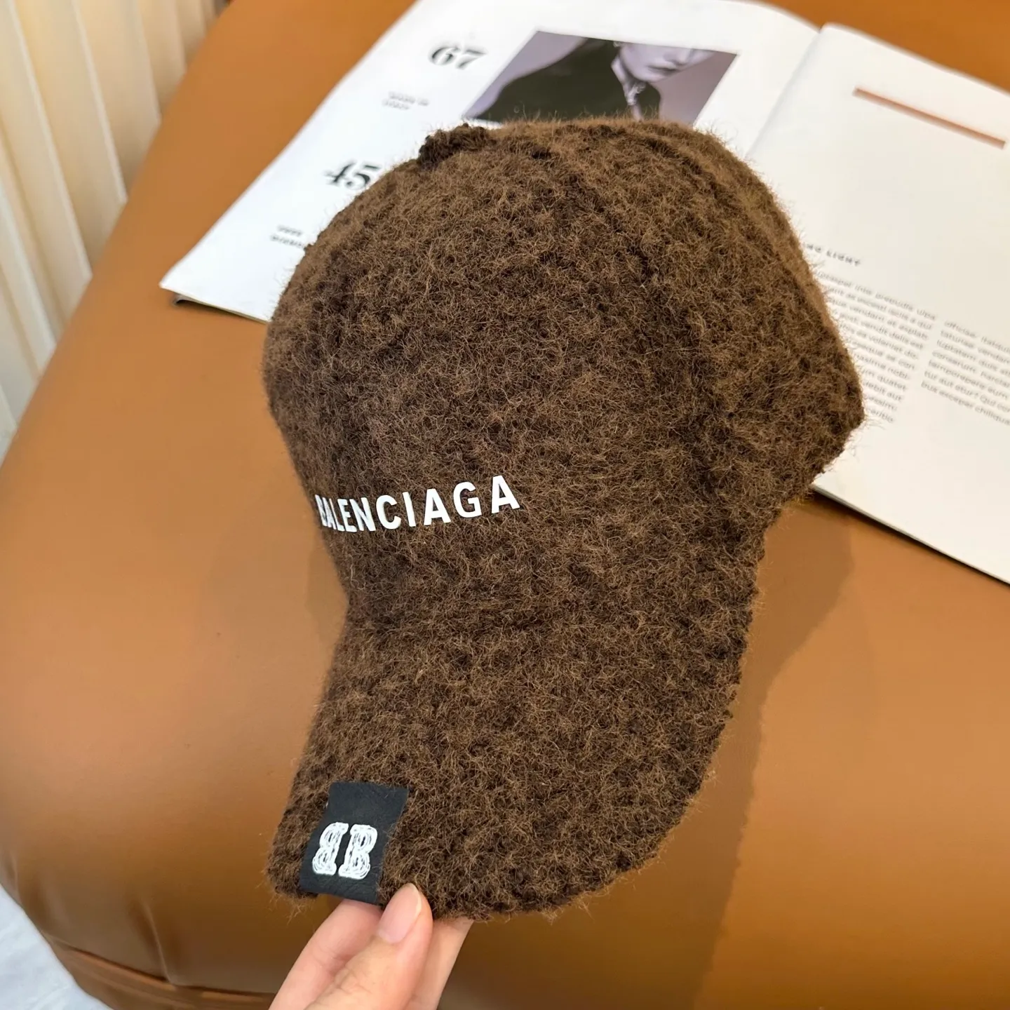 P66 Balenciaga BaIenciag's new baseball cap ~ It is a perfect interpretation of the sweet and cool style. I love it so much❤️ The top is sexy and handsome. Both are online! No girl can refuse a fluffy item.
