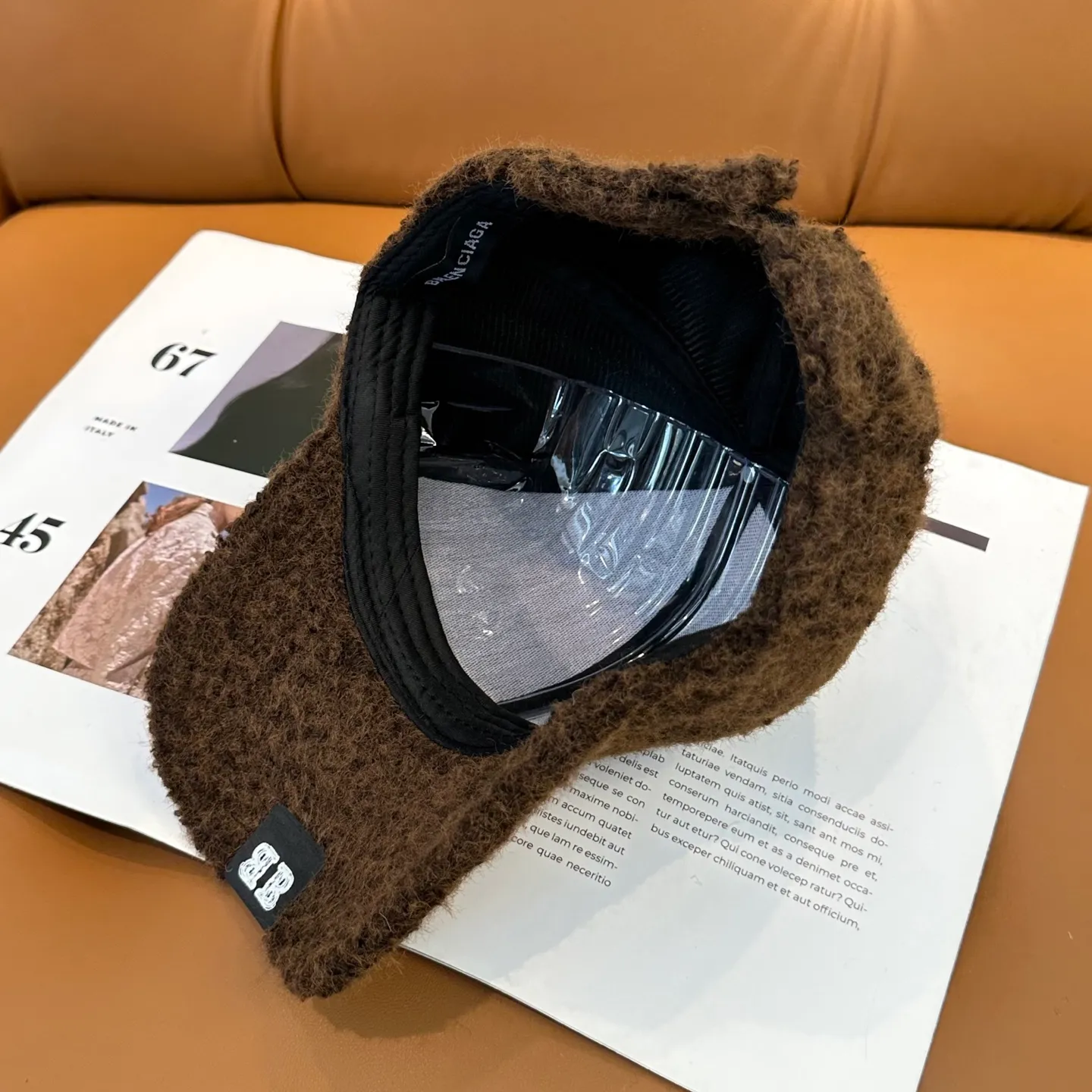 P66 Balenciaga BaIenciag's new baseball cap ~ It is a perfect interpretation of the sweet and cool style. I love it so much❤️ The top is sexy and handsome. Both are online! No girl can refuse a fluffy item.