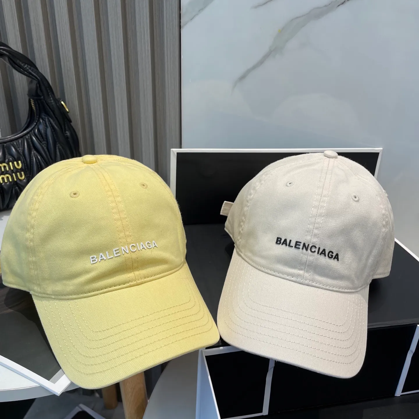 P50 Balenciaga Baseball Cap My family is already very proficient in Balenciaga’s craftsmanship. It’s a must-have. BALENCIAGA Balenciaga’s new washed pure cotton baseball cap. Heavy craftsmanship, double B letter logo, novel and fashionable trendy style. Exclusive physical shot of the same style for men and women. Unisex, adjustable