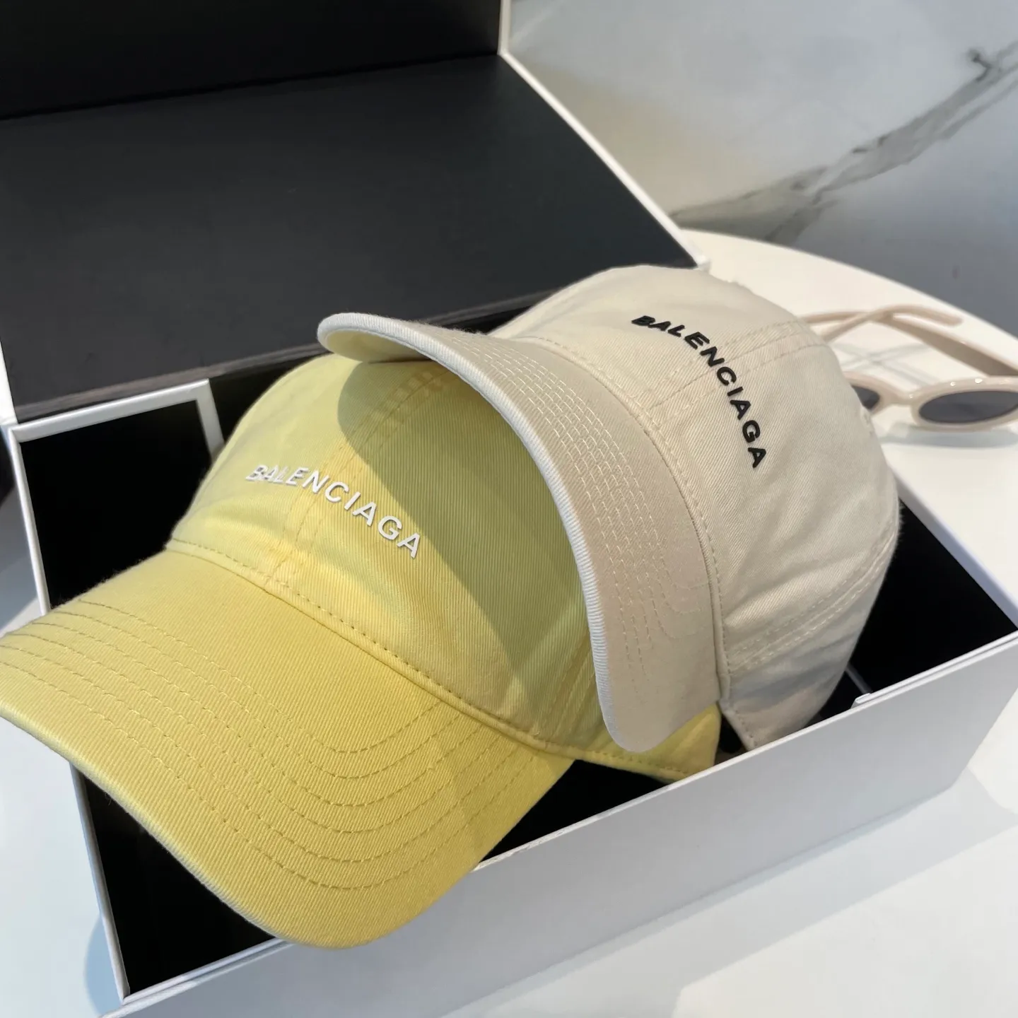 P50 Balenciaga Baseball Cap My family is already very proficient in Balenciaga’s craftsmanship. It’s a must-have. BALENCIAGA Balenciaga’s new washed pure cotton baseball cap. Heavy craftsmanship, double B letter logo, novel and fashionable trendy style. Exclusive physical shot of the same style for men and women. Unisex, adjustable