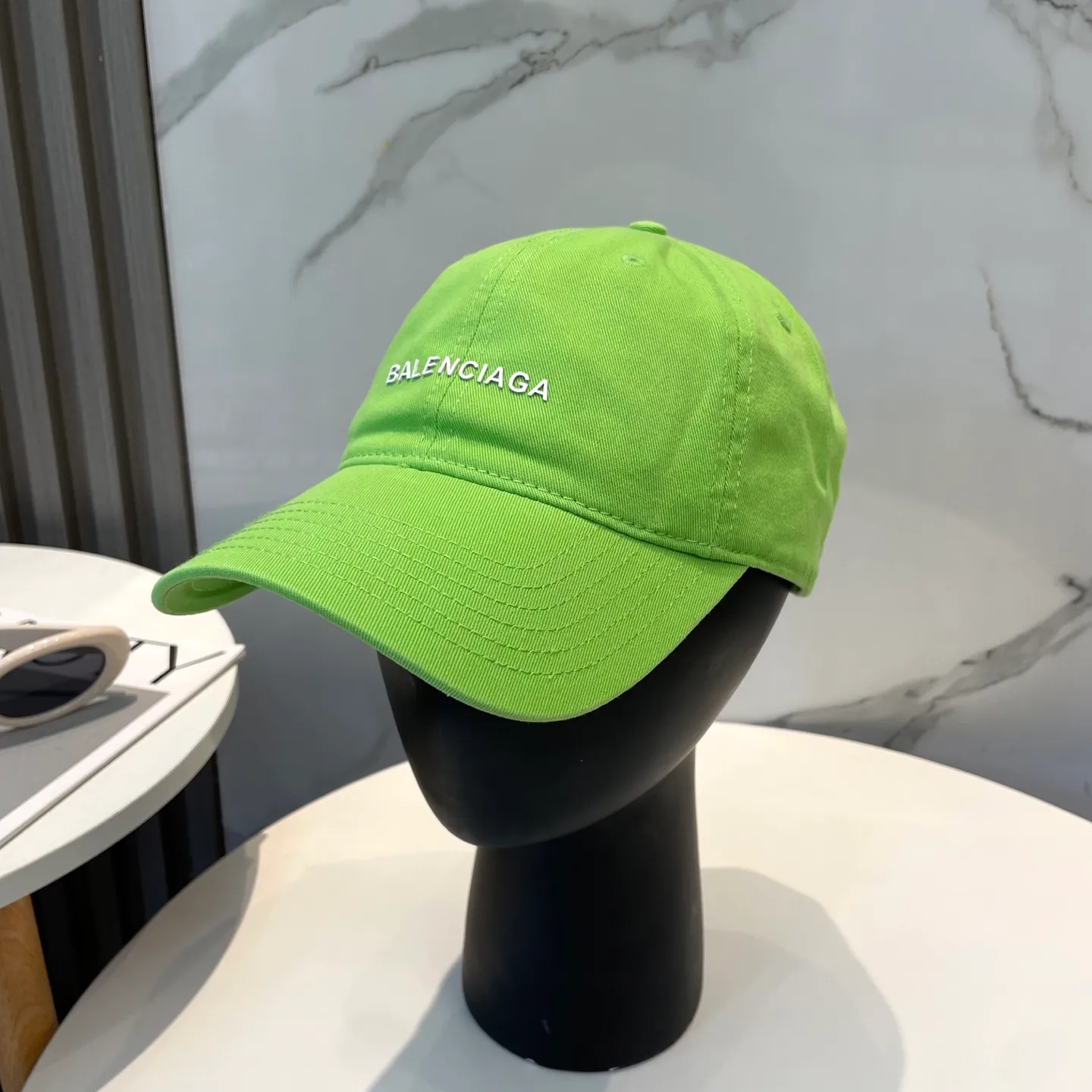 P50 Balenciaga Baseball Cap My family is already very proficient in Balenciaga’s craftsmanship. It’s a must-have. BALENCIAGA Balenciaga’s new washed pure cotton baseball cap. Heavy craftsmanship, double B letter logo, novel and fashionable trendy style. Exclusive physical shot of the same style for men and women. Unisex, adjustable