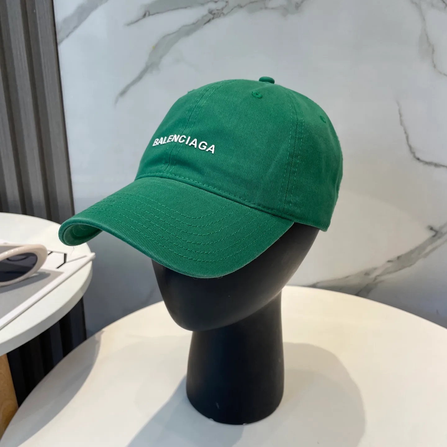 P50 Balenciaga Baseball Cap My family is already very proficient in Balenciaga’s craftsmanship. It’s a must-have. BALENCIAGA Balenciaga’s new washed pure cotton baseball cap. Heavy craftsmanship, double B letter logo, novel and fashionable trendy style. Exclusive physical shot of the same style for men and women. Unisex, adjustable