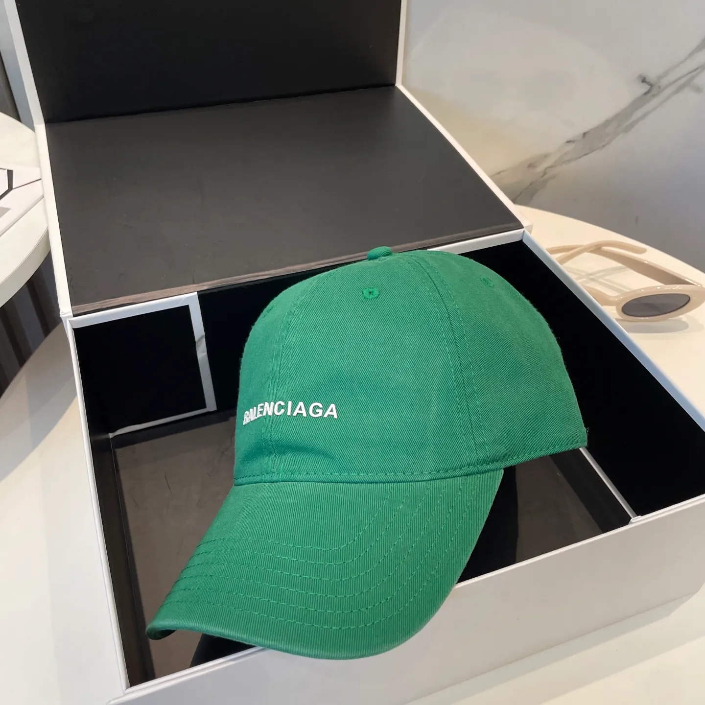 P50 Balenciaga Baseball Cap My family is already very proficient in Balenciaga’s craftsmanship. It’s a must-have. BALENCIAGA Balenciaga’s new washed pure cotton baseball cap. Heavy craftsmanship, double B letter logo, novel and fashionable trendy style. Exclusive physical shot of the same style for men and women. Unisex, adjustable