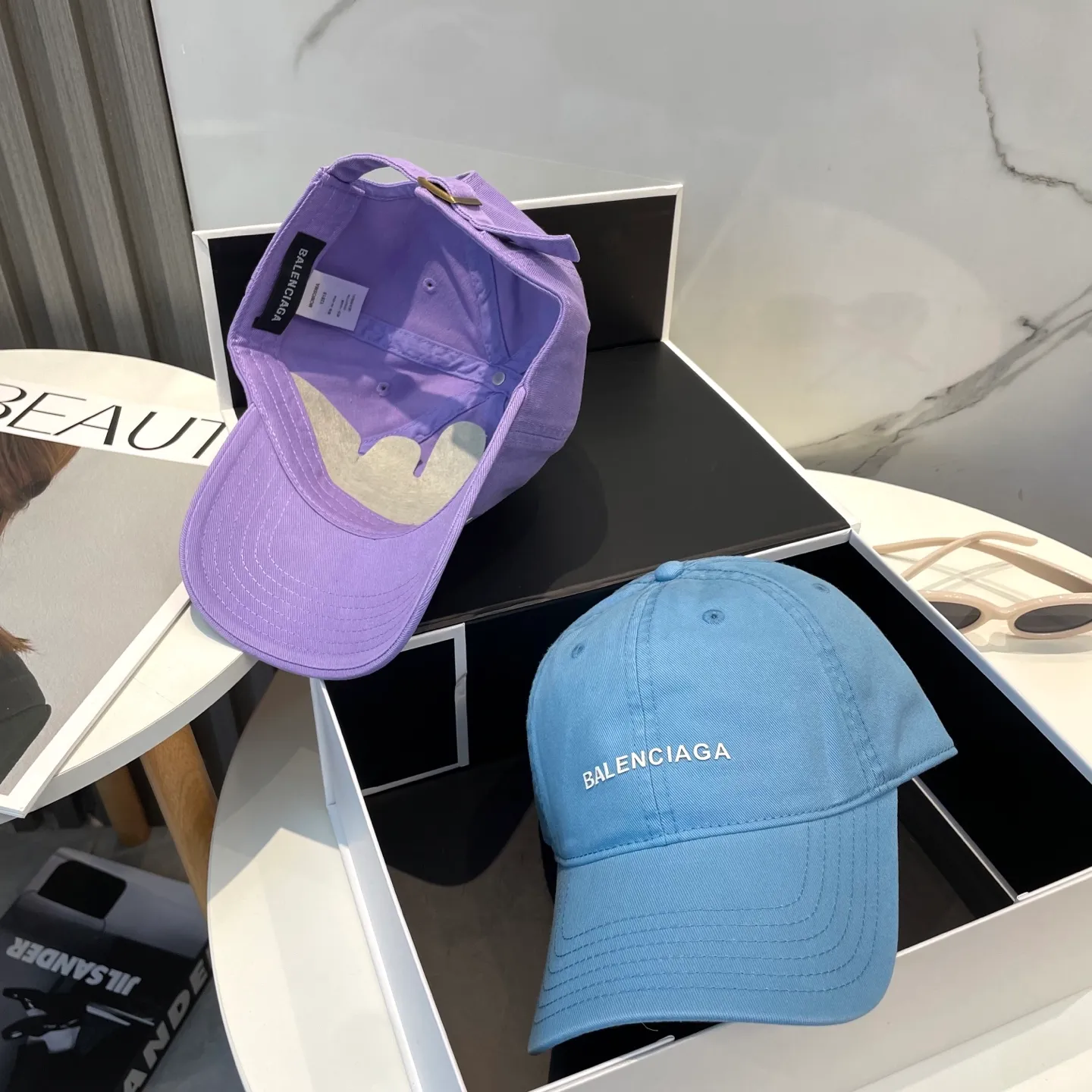 P50 Balenciaga Baseball Cap My family is already very proficient in Balenciaga’s craftsmanship. It’s a must-have. BALENCIAGA Balenciaga’s new washed pure cotton baseball cap. Heavy craftsmanship, double B letter logo, novel and fashionable trendy style. Exclusive physical shot of the same style for men and women. Unisex, adjustable