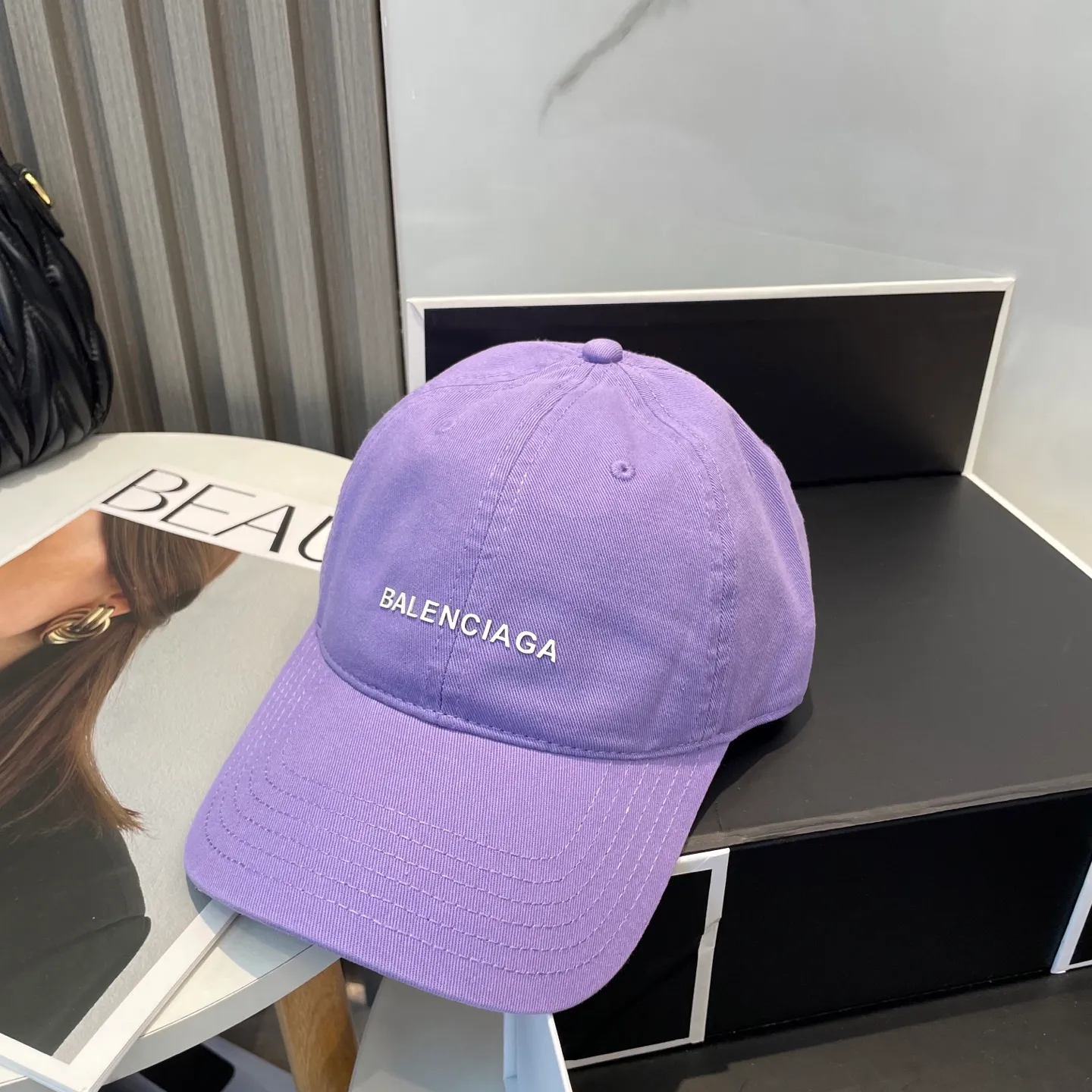 P50 Balenciaga Baseball Cap My family is already very proficient in Balenciaga’s craftsmanship. It’s a must-have. BALENCIAGA Balenciaga’s new washed pure cotton baseball cap. Heavy craftsmanship, double B letter logo, novel and fashionable trendy style. Exclusive physical shot of the same style for men and women. Unisex, adjustable