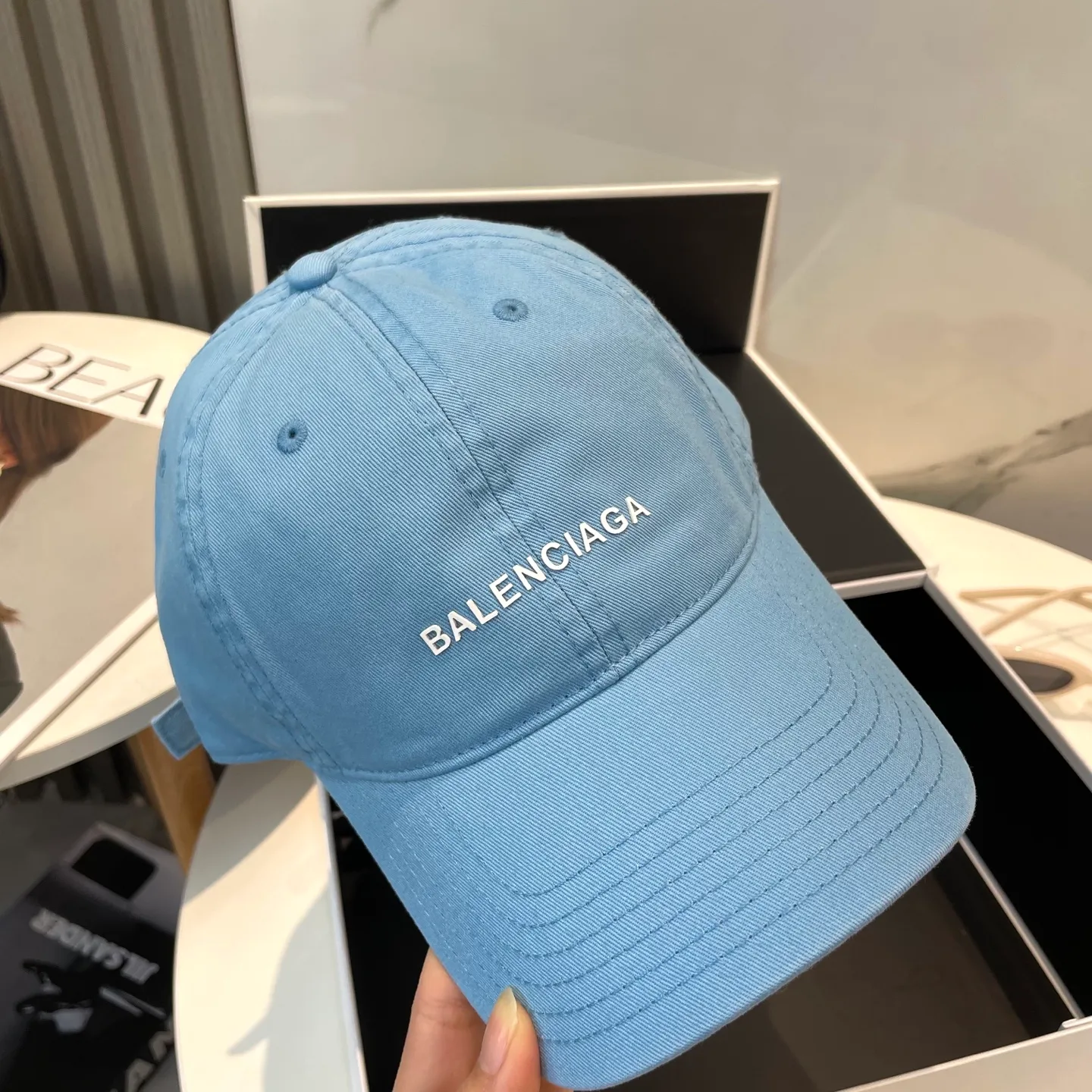 P50 Balenciaga Baseball Cap My family is already very proficient in Balenciaga’s craftsmanship. It’s a must-have. BALENCIAGA Balenciaga’s new washed pure cotton baseball cap. Heavy craftsmanship, double B letter logo, novel and fashionable trendy style. Exclusive physical shot of the same style for men and women. Unisex, adjustable