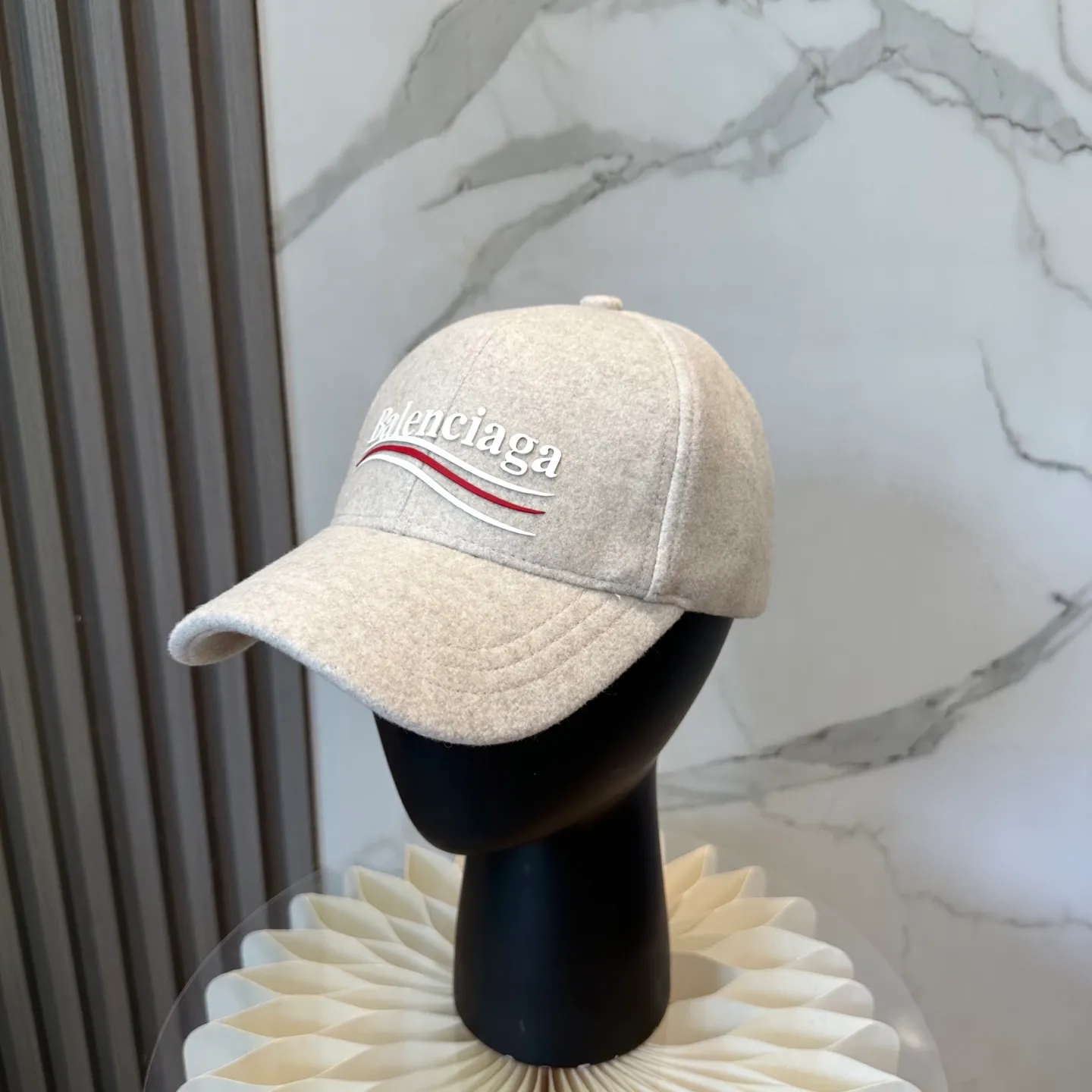 P56 Balenciaga's new autumn and winter woolen baseball cap💋💋 The baseball cap that is most commonly worn every day. The gray color often matches the look👀 It is very good for daily commuting or city boy sweeping the streets.