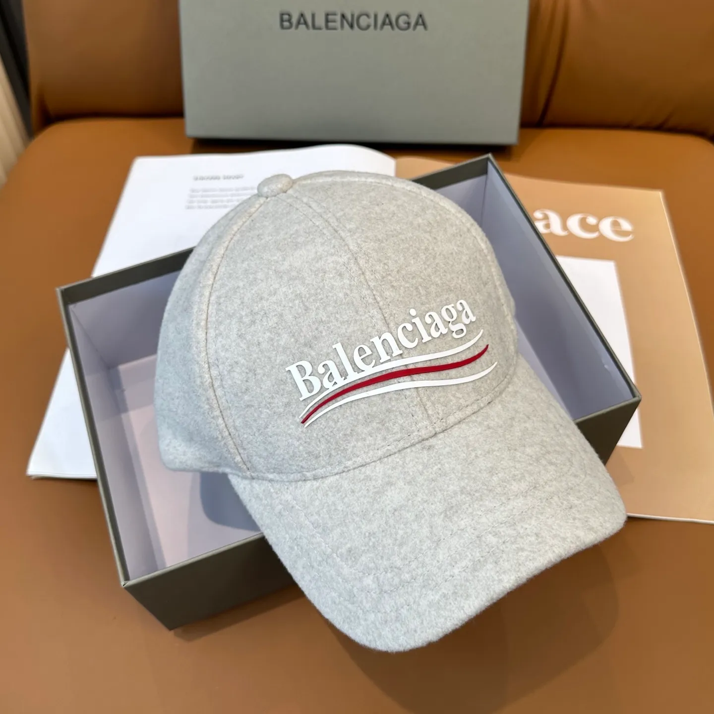P56 Balenciaga's new autumn and winter woolen baseball cap💋💋 The baseball cap that is most commonly worn every day. The gray color often matches the look👀 It is very good for daily commuting or city boy sweeping the streets.