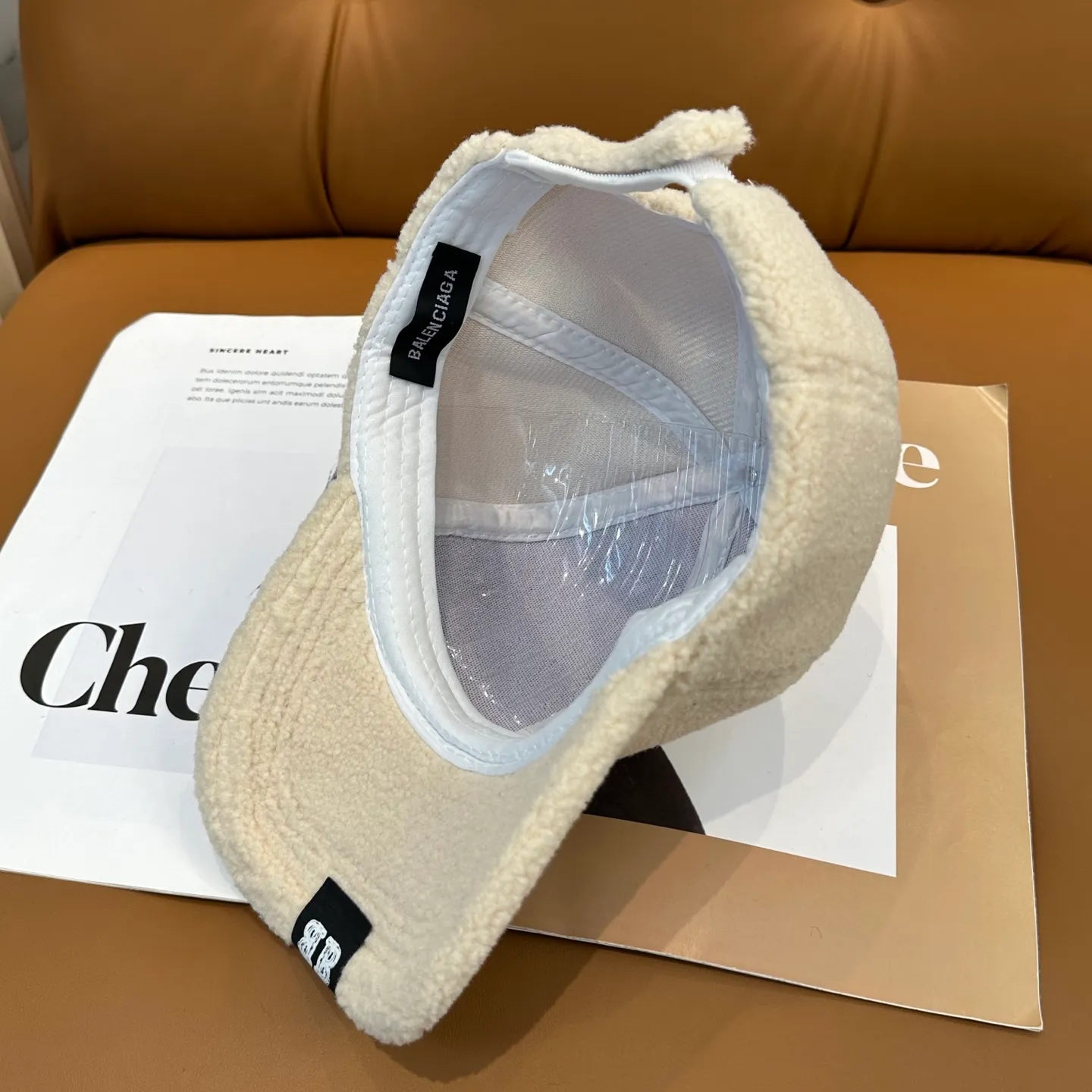 P56 Balenciaga ~ New autumn and winter lamb wool baseball cap ~ It is a perfect interpretation of the sweet and cool style. I love it so much❤️ The top is sexy and handsome. Both are online! No girl can refuse a fluffy item.