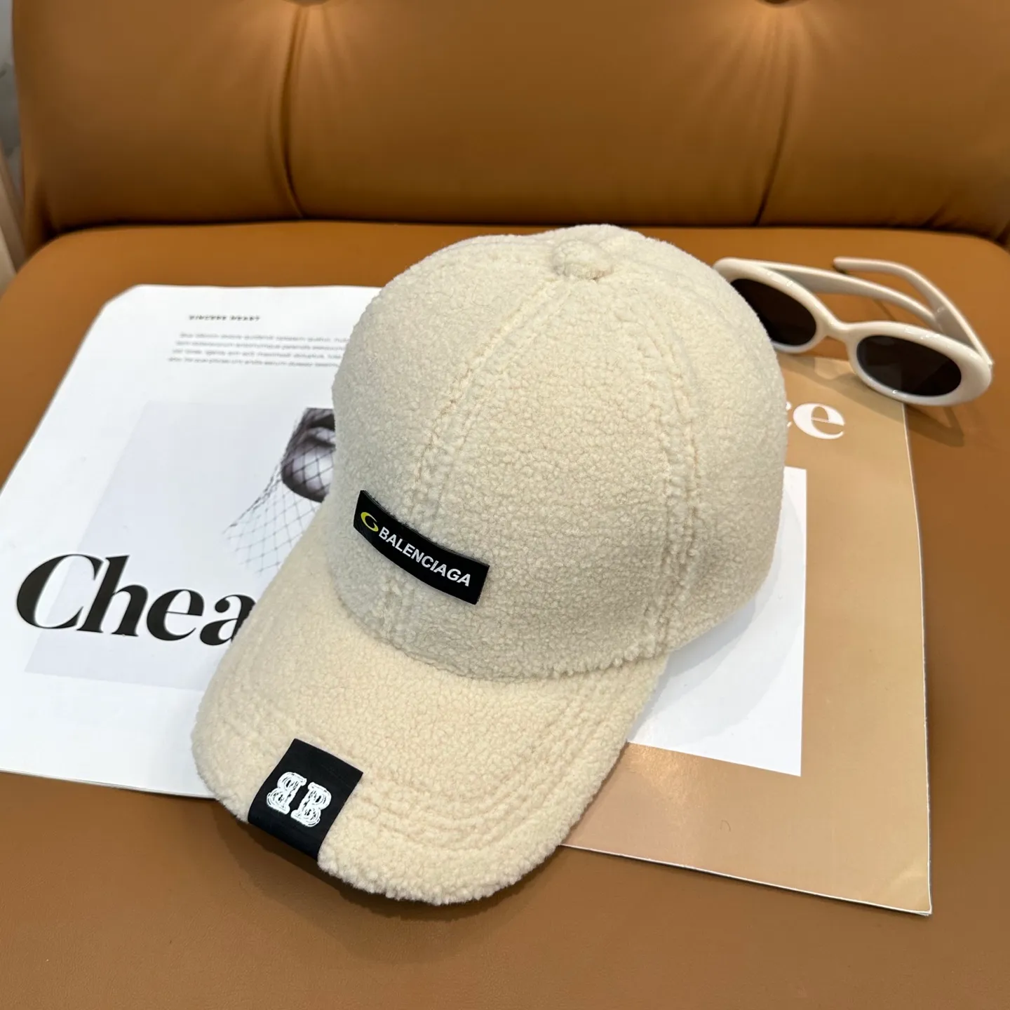 P56 Balenciaga ~ New autumn and winter lamb wool baseball cap ~ It is a perfect interpretation of the sweet and cool style. I love it so much❤️ The top is sexy and handsome. Both are online! No girl can refuse a fluffy item.