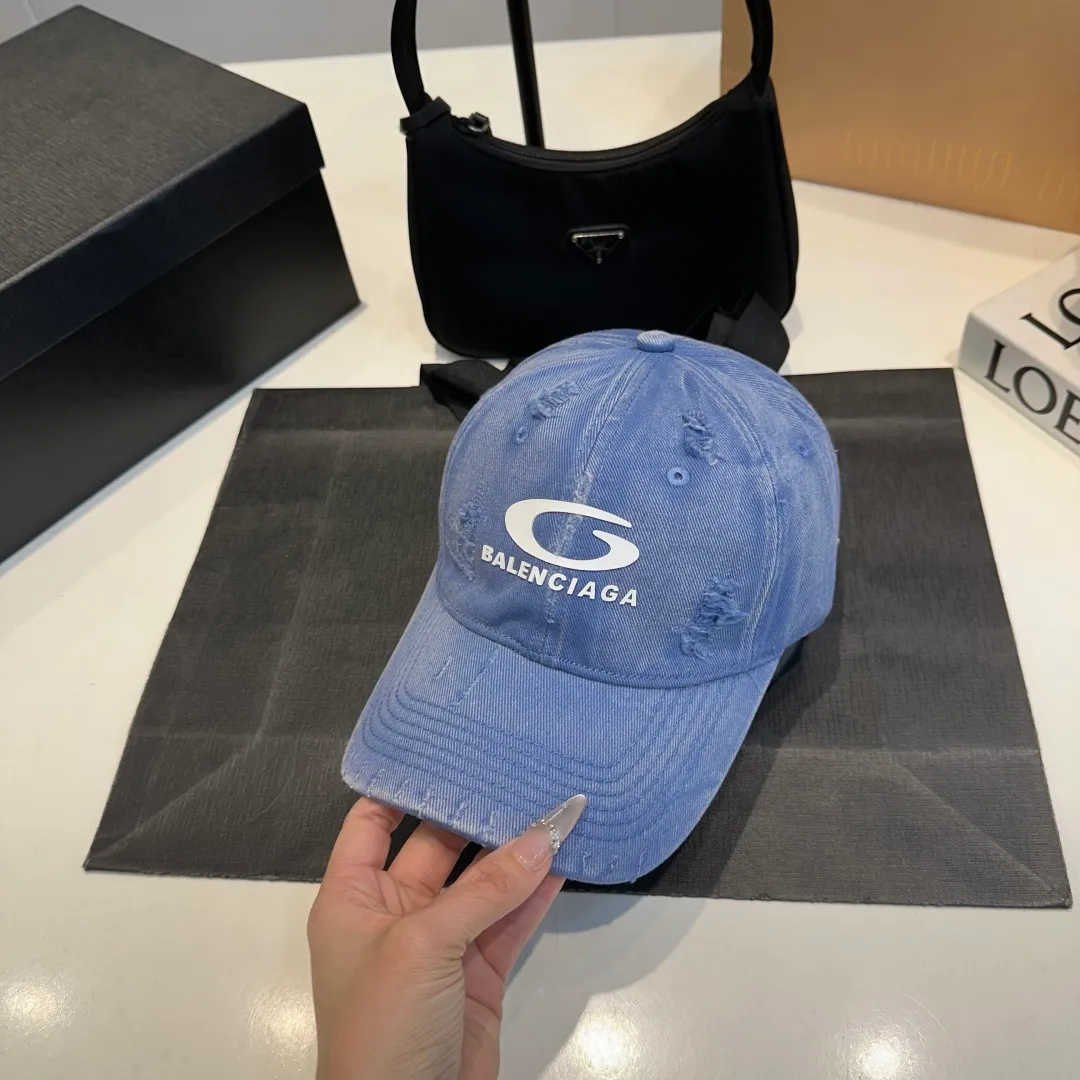 P56 New Balencia*a Balenciaga new baseball cap, ready for delivery in seconds🧢Simple, fashionable, super invincible and beautiful hat! Couple style!