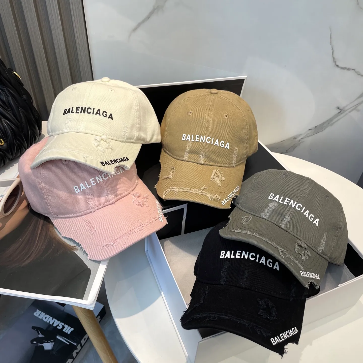 P60 BALENCIAGA new logo baseball cap, cool colors, different styles for men and women, the first batch will be shipped first! A must-buy for Paris fans!