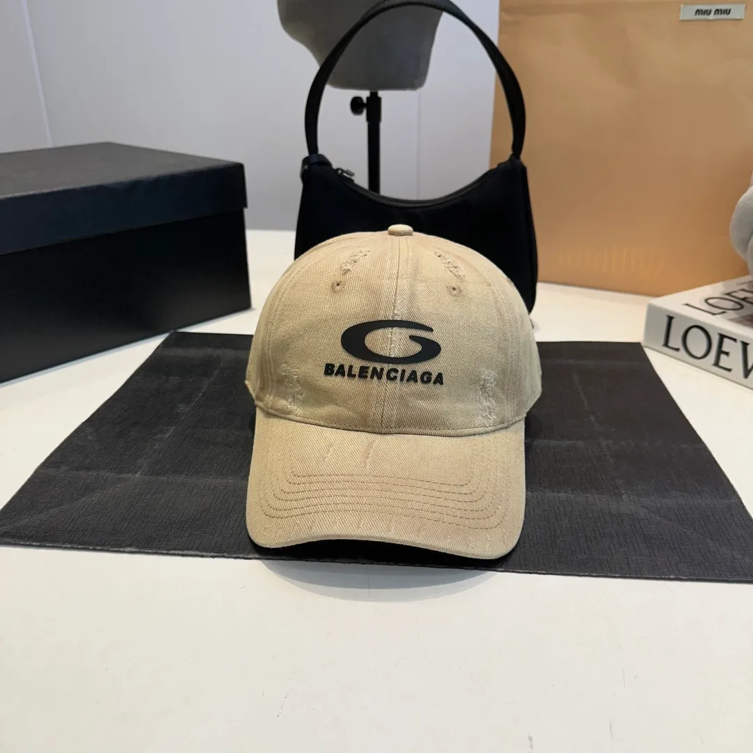 P56 New Balencia*a Balenciaga new baseball cap, ready for delivery in seconds🧢Simple, fashionable, super invincible and beautiful hat! Couple style!