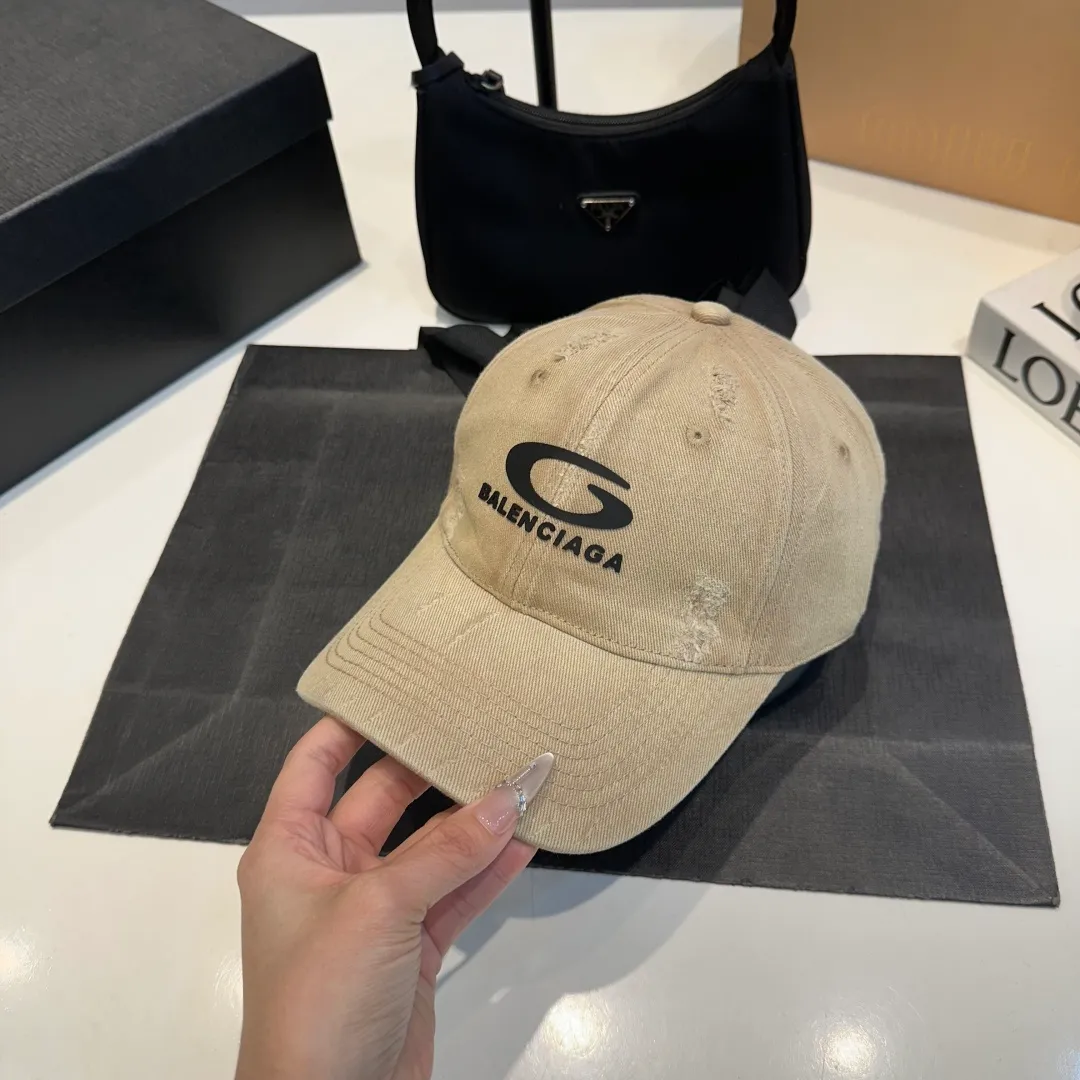 P56 New Balencia*a Balenciaga new baseball cap, ready for delivery in seconds🧢Simple, fashionable, super invincible and beautiful hat! Couple style!