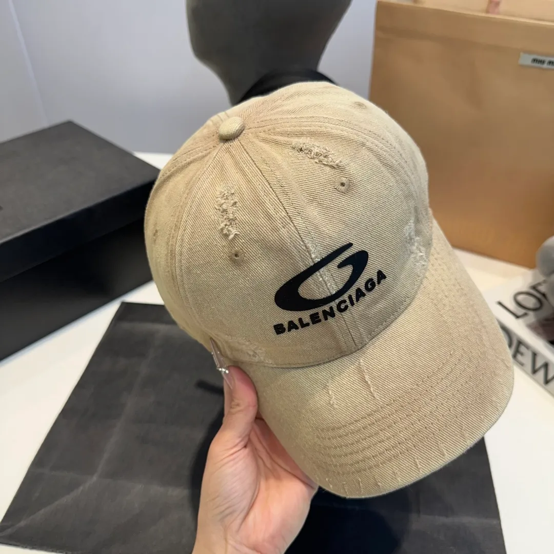 P56 New Balencia*a Balenciaga new baseball cap, ready for delivery in seconds🧢Simple, fashionable, super invincible and beautiful hat! Couple style!
