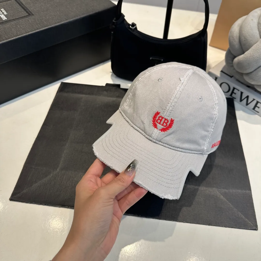 p70 Balencia*a Balenciaga’s new baseball cap 🧢Simple, fashionable and super beautiful hat!