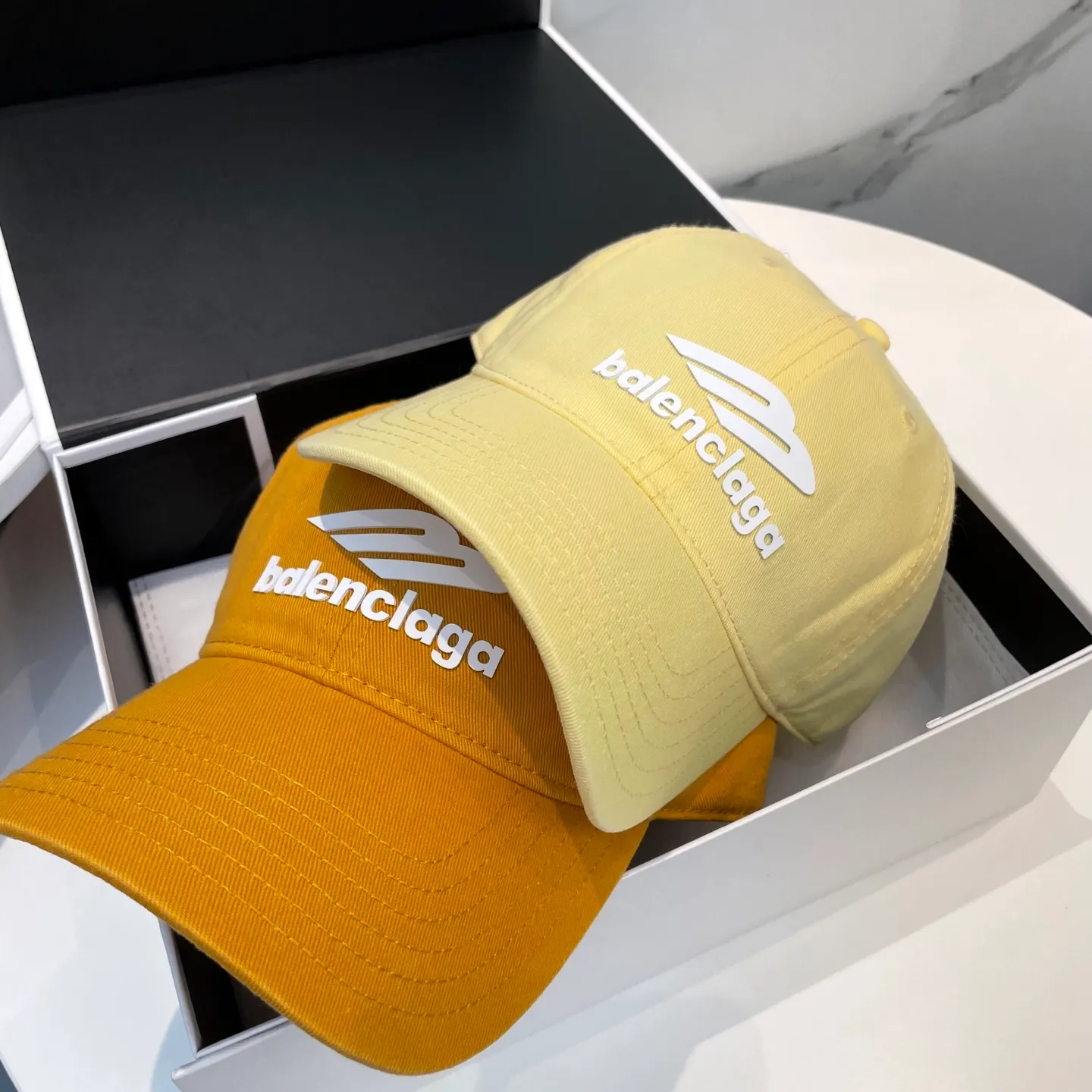 P60 Balenciaga Baseball Cap My family is already very proficient in Balenciaga's craftsmanship. It is a must-have. BALENCIAGA Balenciaga's new washed pure cotton baseball cap. Heavy craftsmanship, double B letter logo, novel and fashionable trendy style. Exclusive physical shot of the same style for men and women. Unisex, adjustable