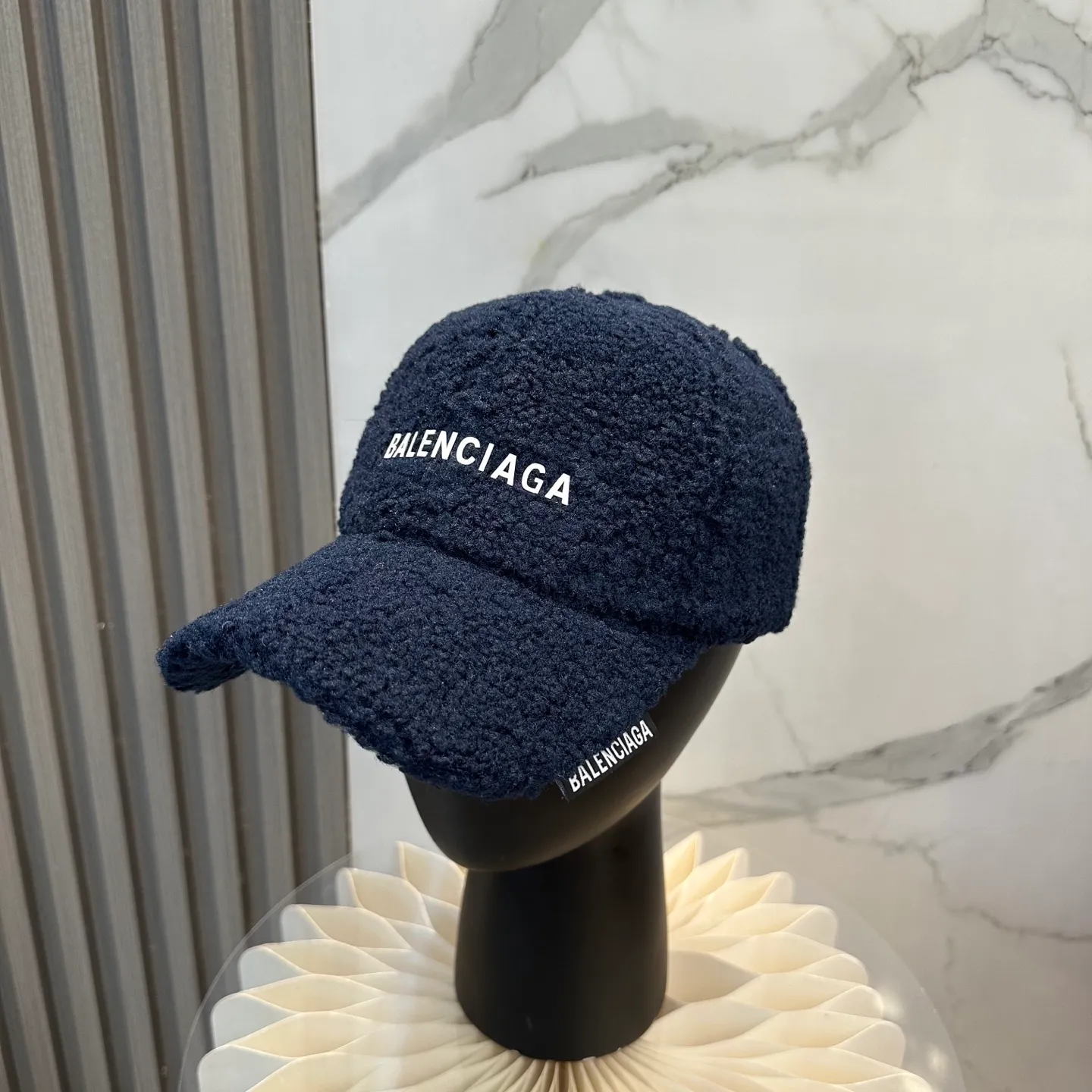 P60 Balenciaga BaIenciag's new baseball cap ~ It is a perfect interpretation of the sweet and cool style. I love it so much❤️ The top is sexy and handsome. Both are online! No girl can refuse a fluffy item.