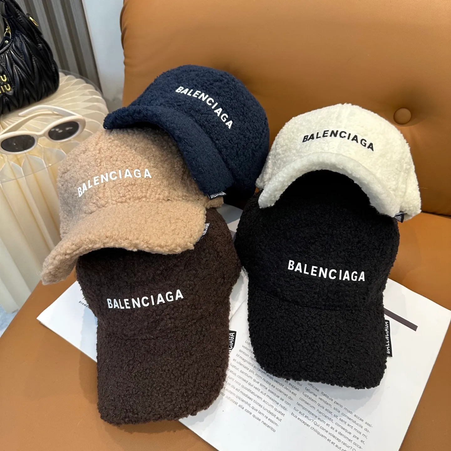 P60 Balenciaga BaIenciag's new baseball cap ~ It is a perfect interpretation of the sweet and cool style. I love it so much❤️ The top is sexy and handsome. Both are online! No girl can refuse a fluffy item.